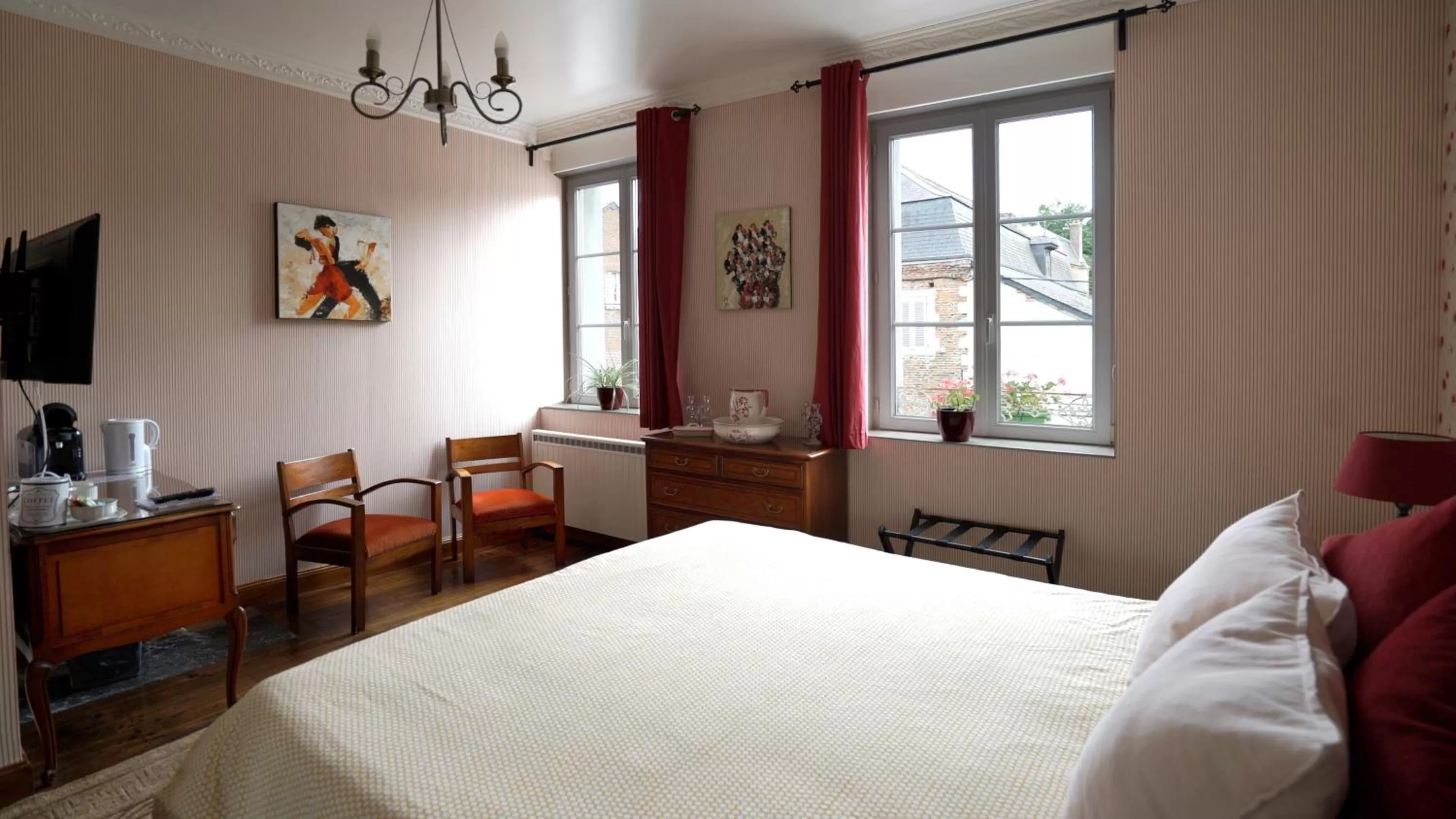 Seating area, Bed in Au Chapitre