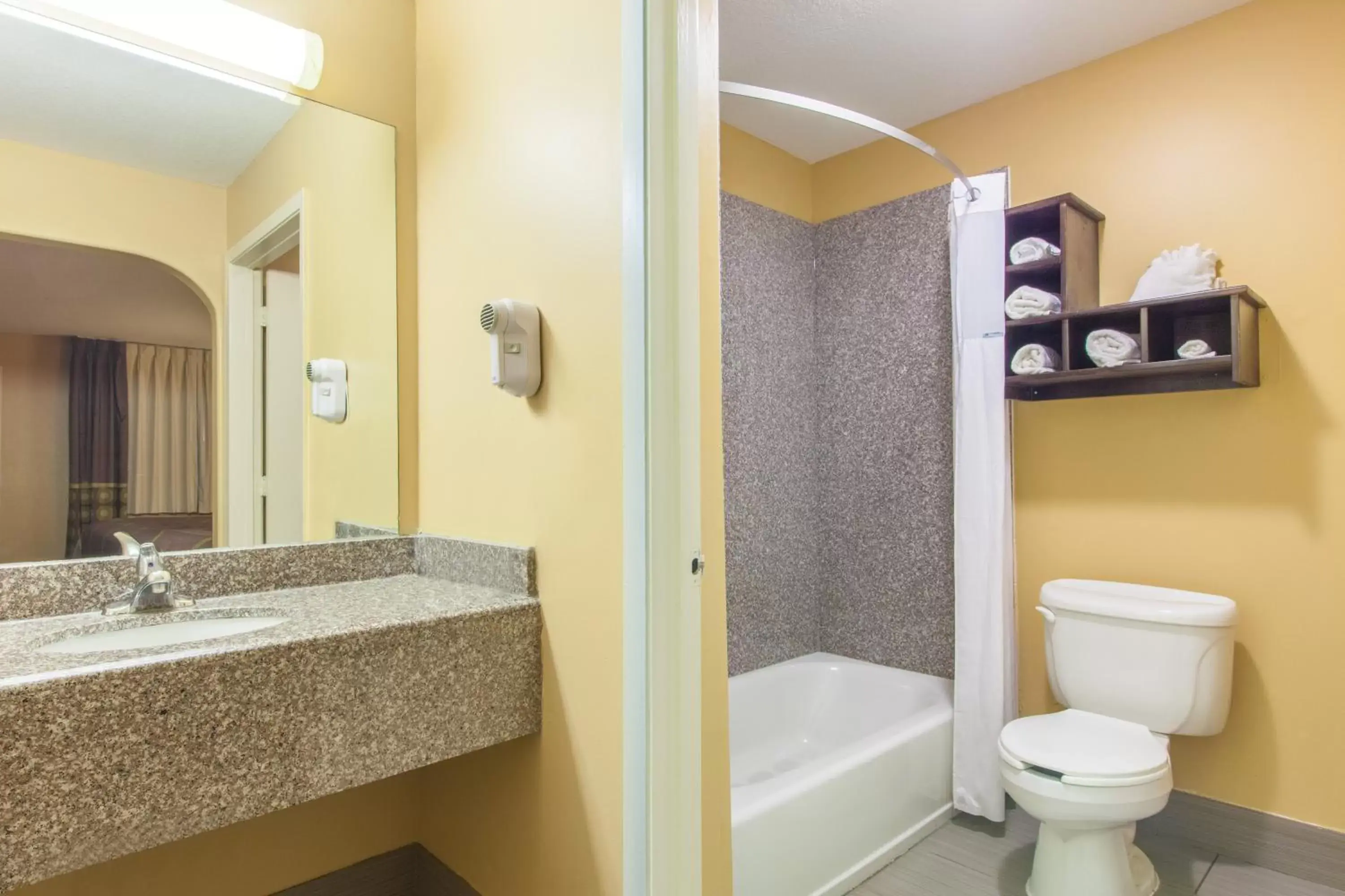 King Room with Bath Tub - Mobility/Hearing Accessible - Non-Smoking in Super 8 by Wyndham Houston/Willowbrook Hwy 249 King Room with Bath Tub - Mobility/Hearing Accessible - Non-Smoking in Super 8 by Wyndham Houston/Willowbrook Hwy 249