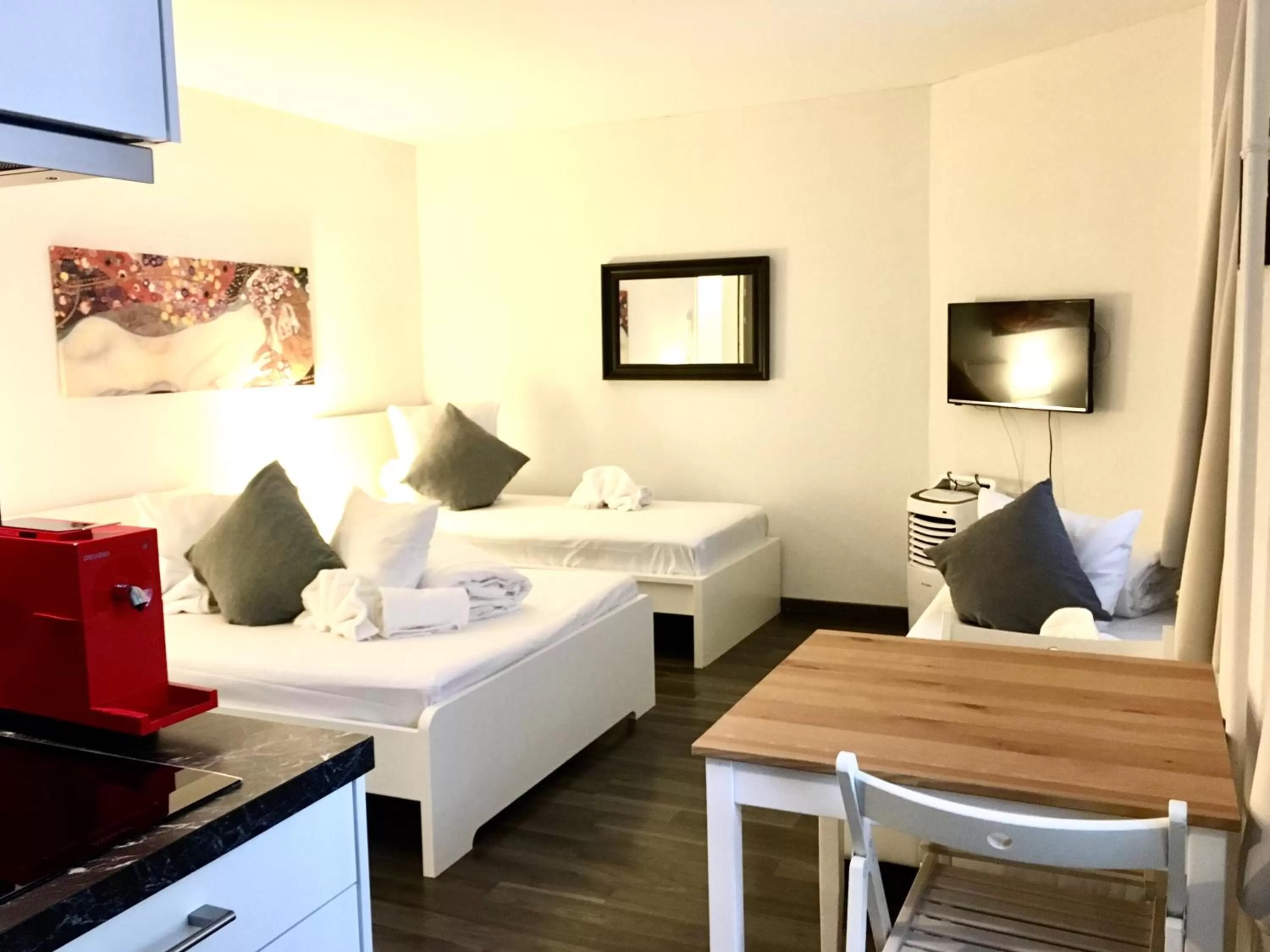 Dining area, Bed in INSIDE Five