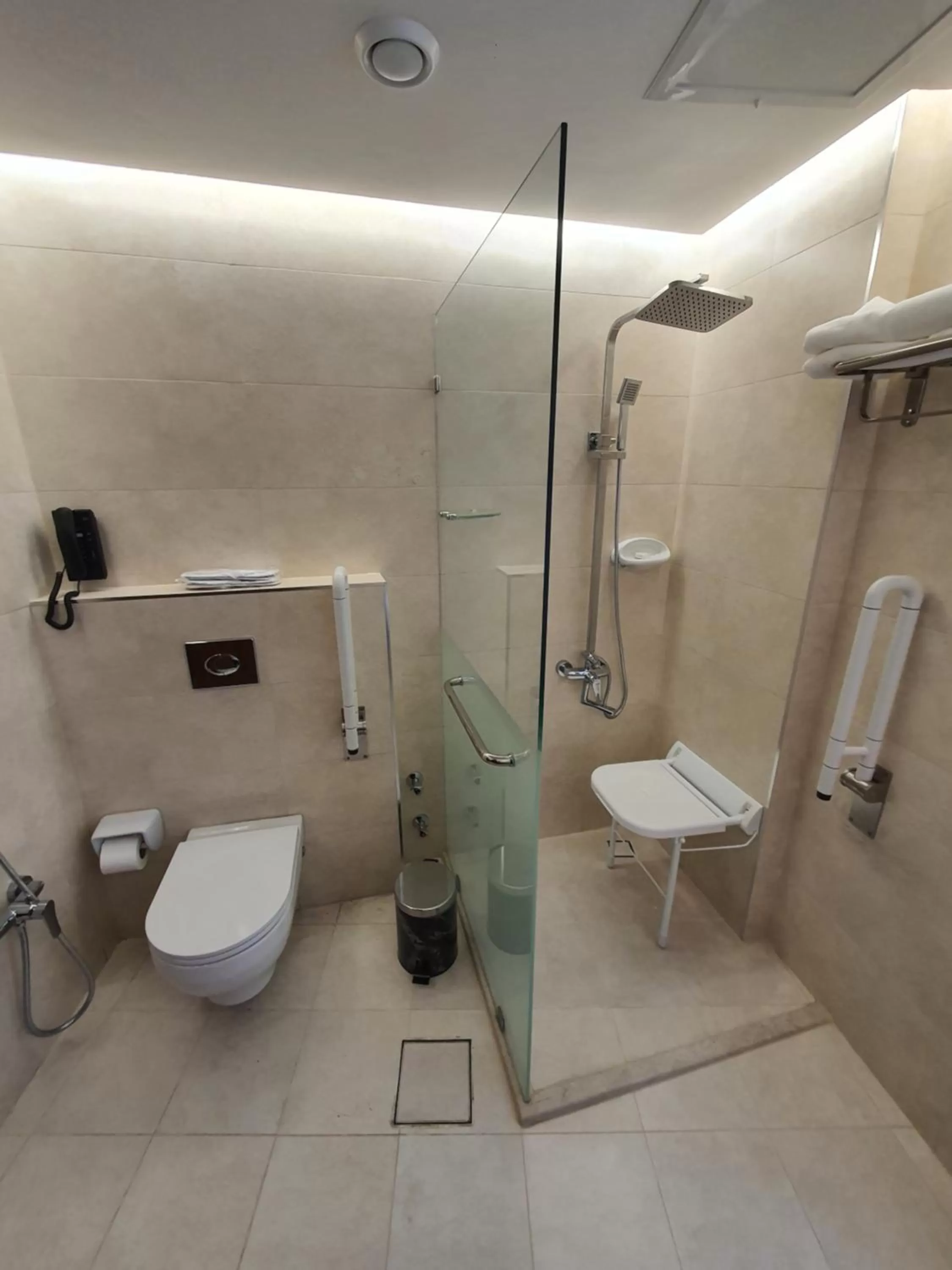 Twin Room - Disability Access in Al Salam Hotel