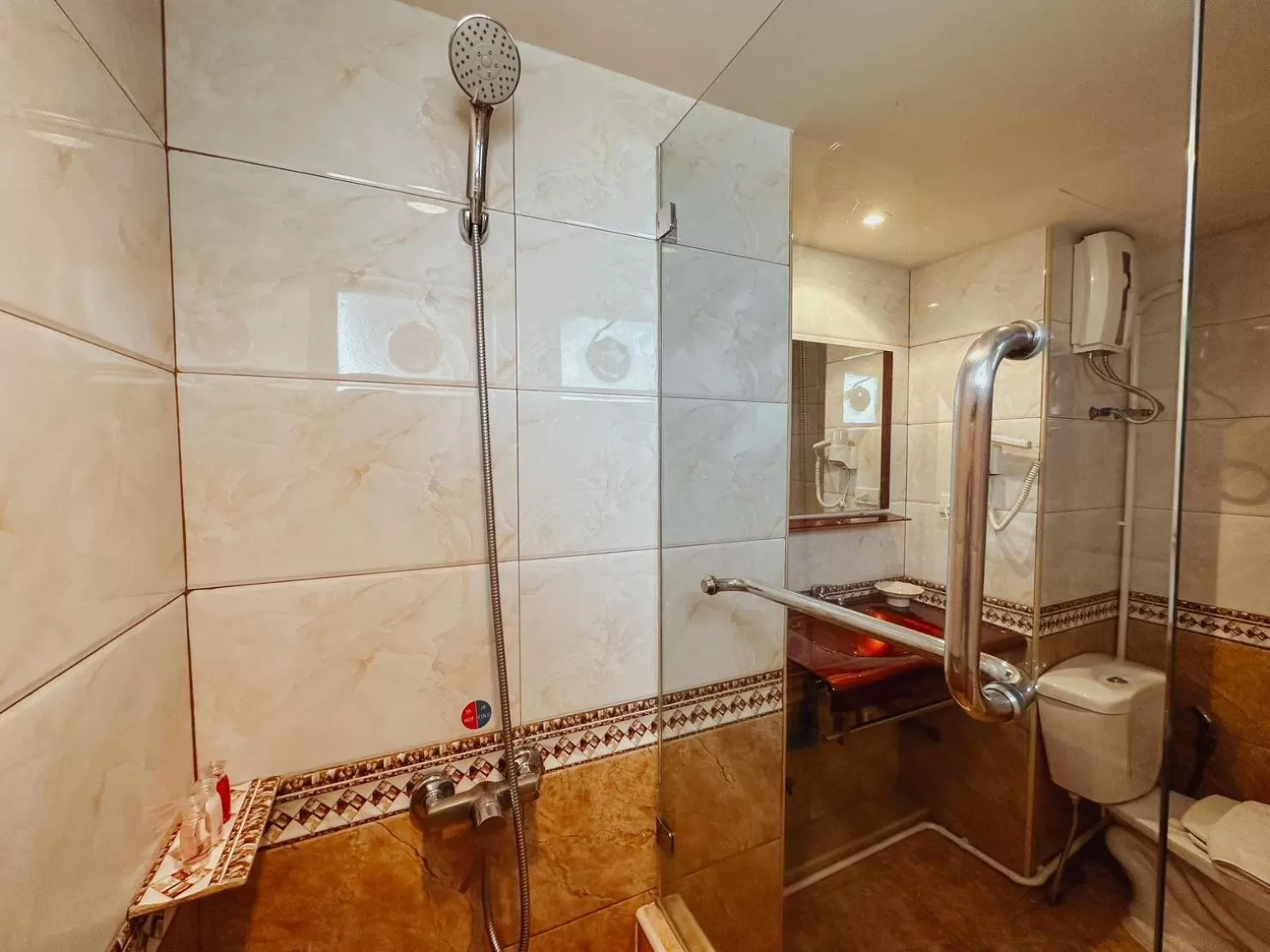 Shower in Hotel De Khuvieng