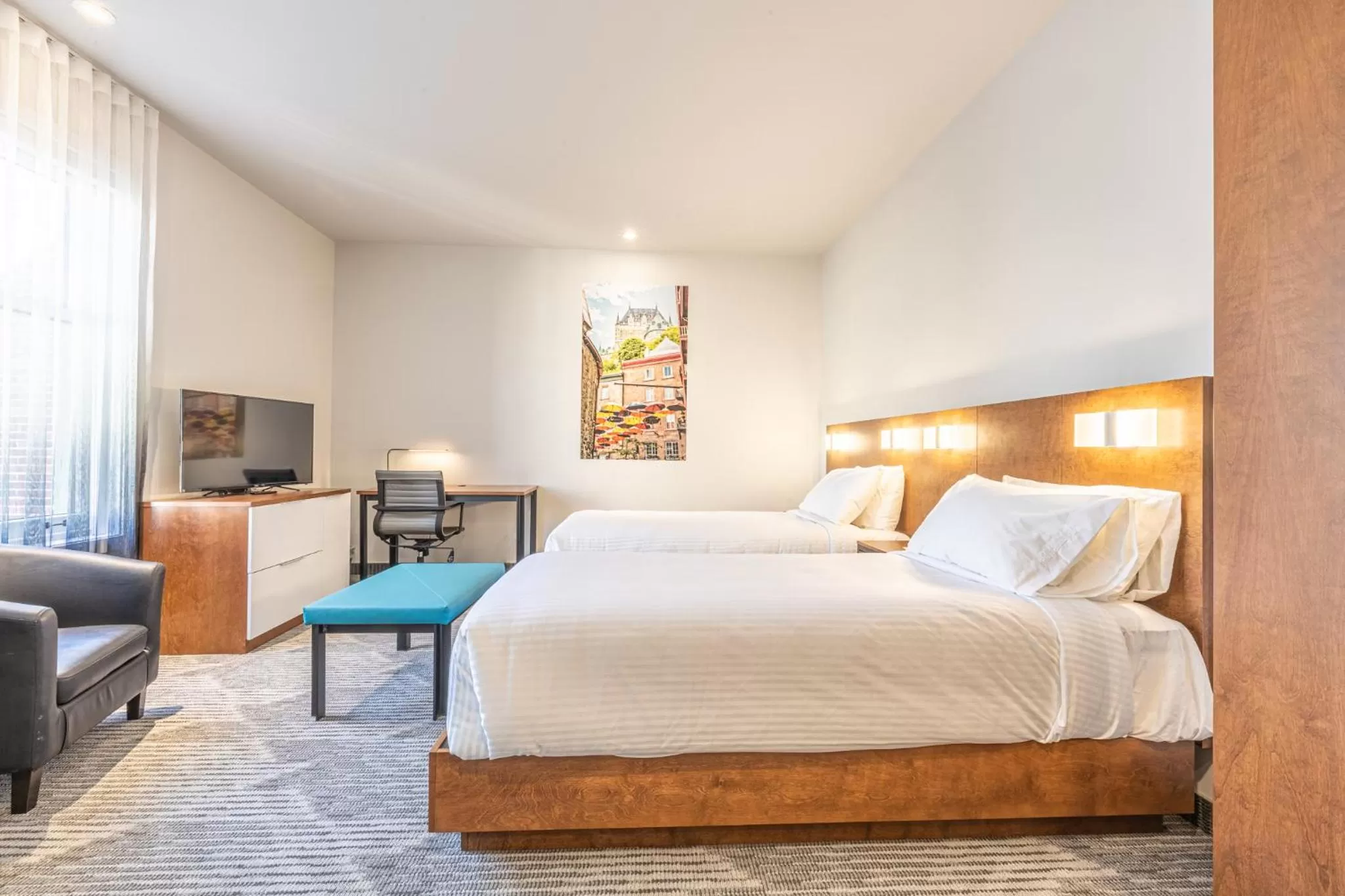 Photo of the whole room, Bed in Hôtel Manoir Vieux-Québec