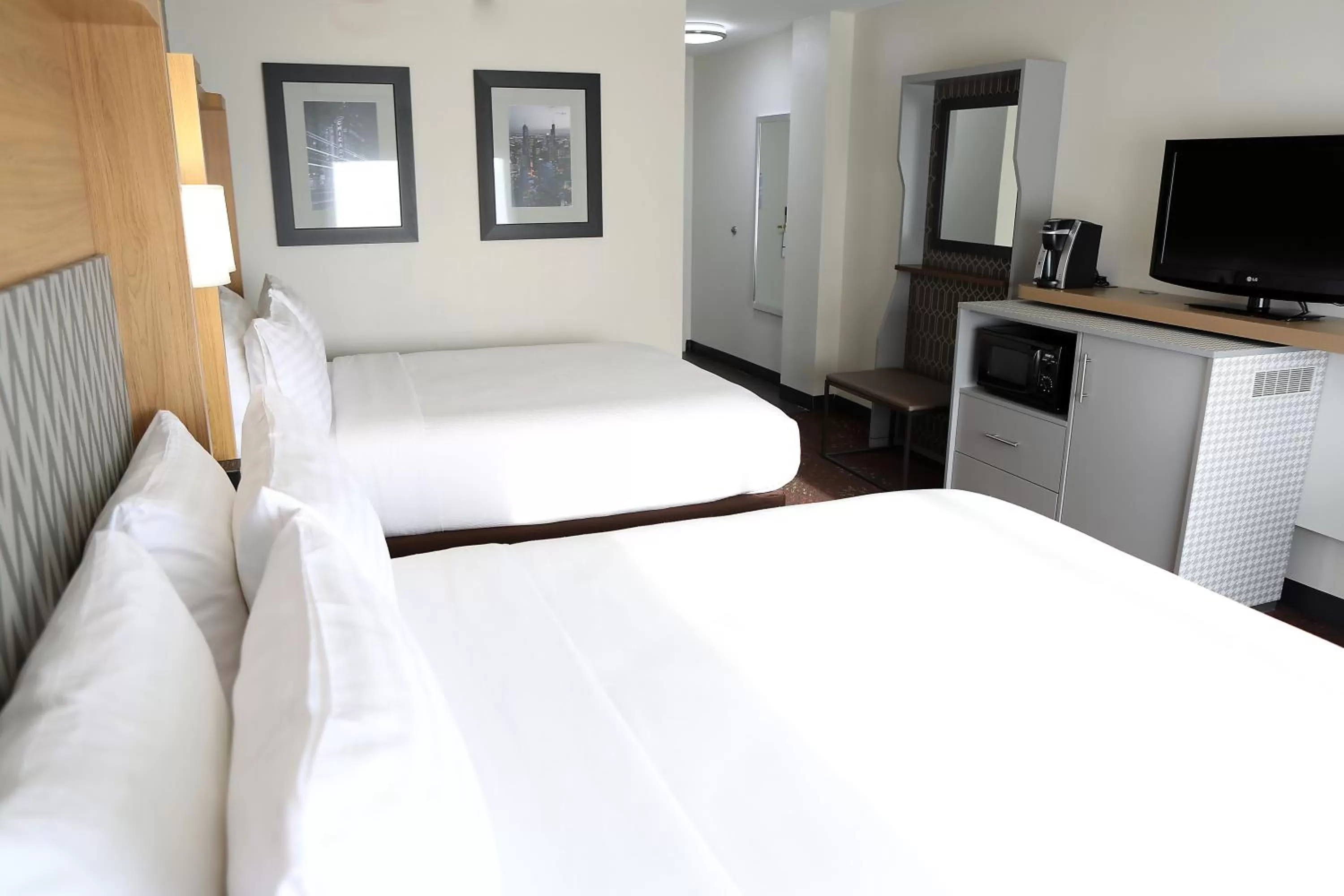 Photo of the whole room, Bed in Holiday Inn O'Hare Area by IHG