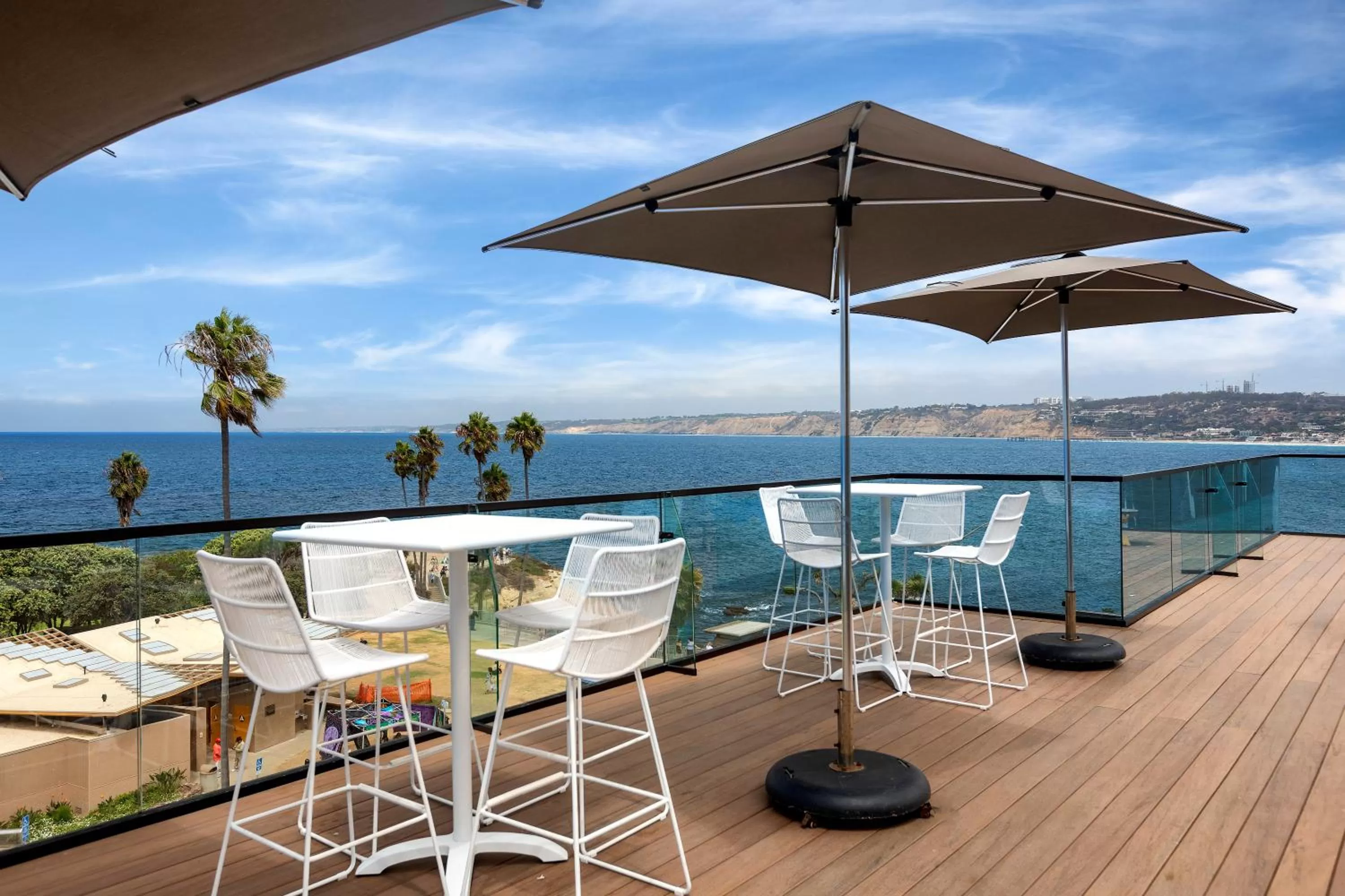 Property building in La Jolla Cove Suites