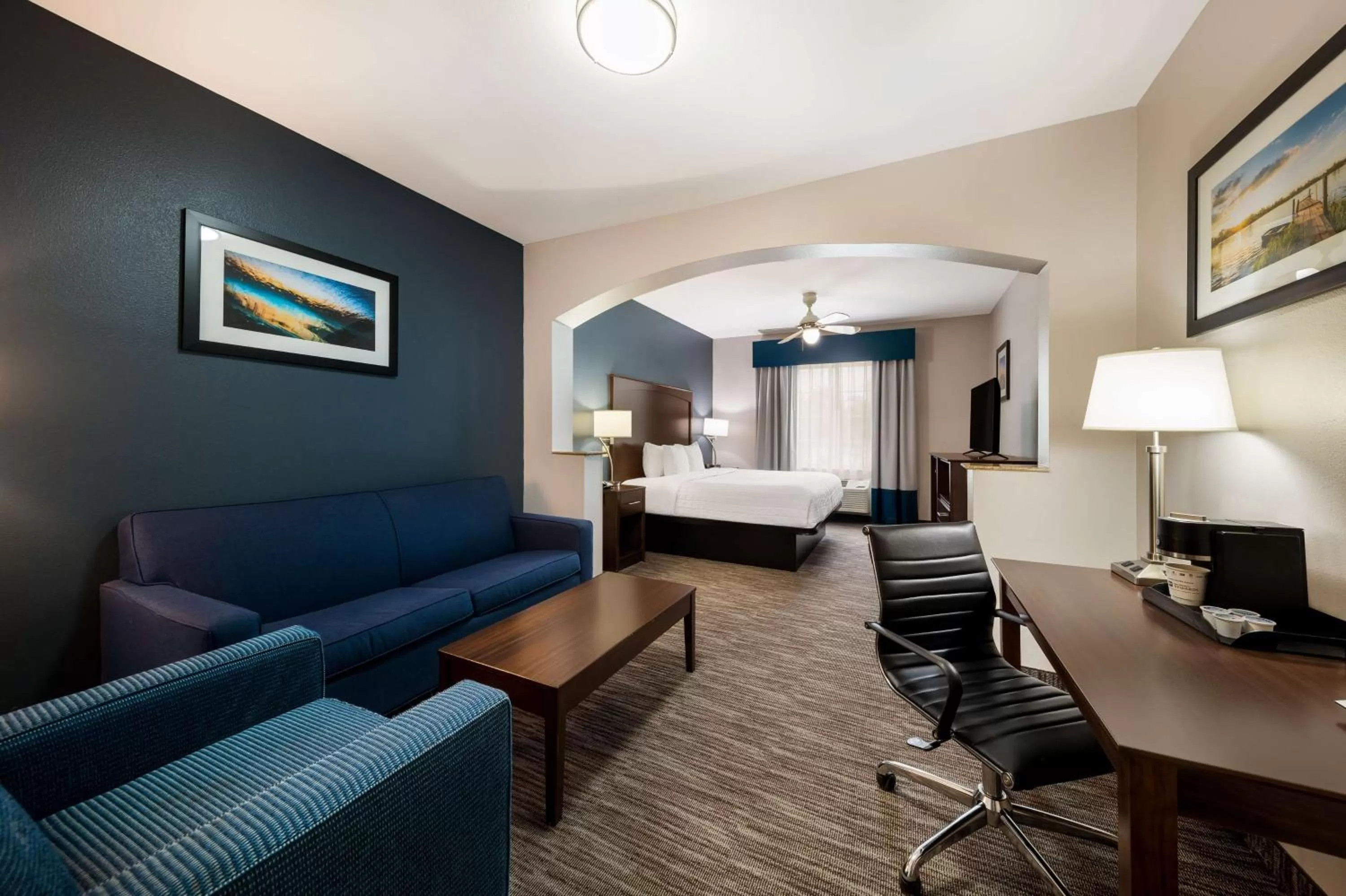 Photo of the whole room, Bed in Best Western Plus Lake Dallas Inn & Suites