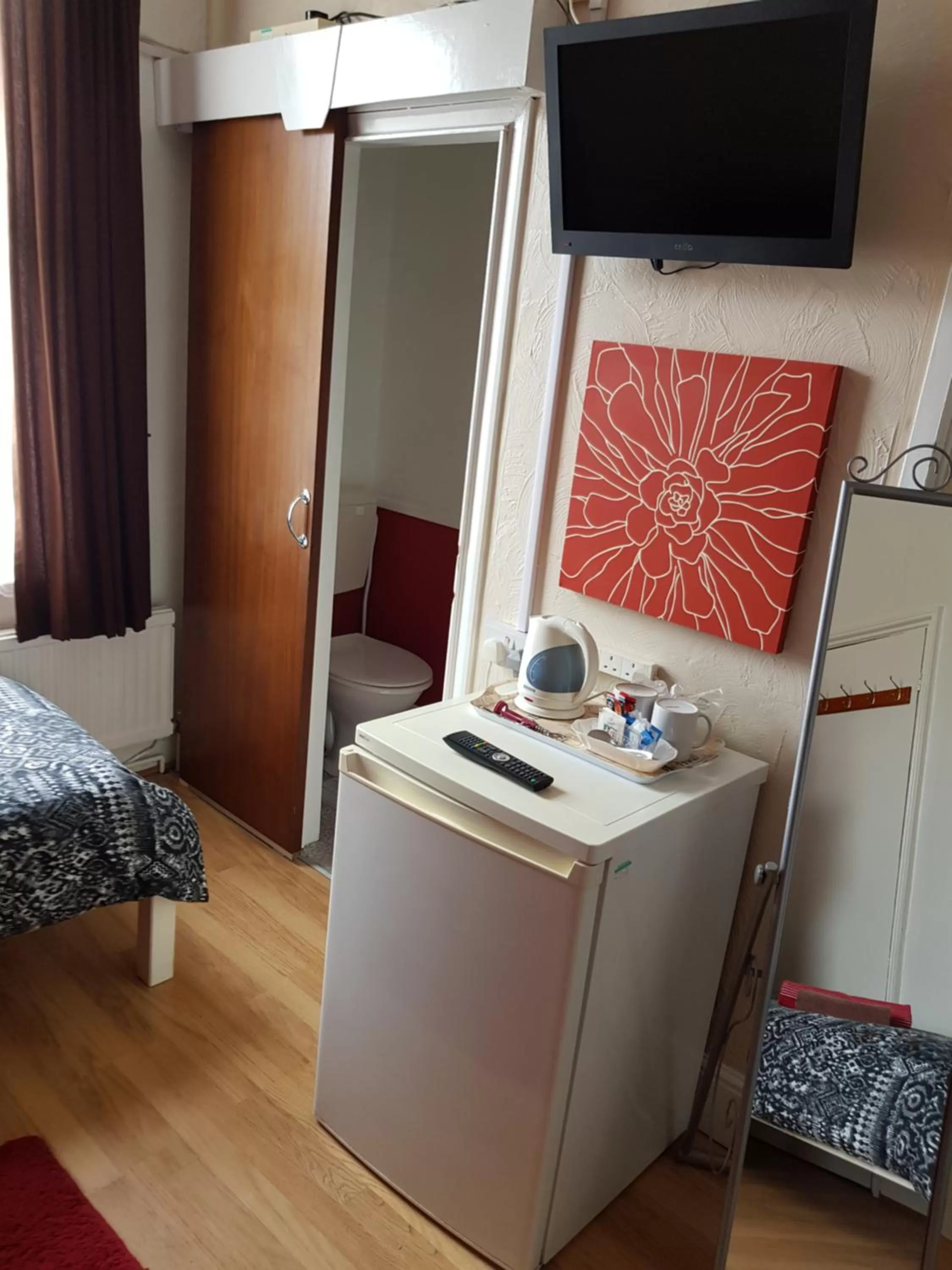 TV/Entertainment Center in Sunnyside Hotel