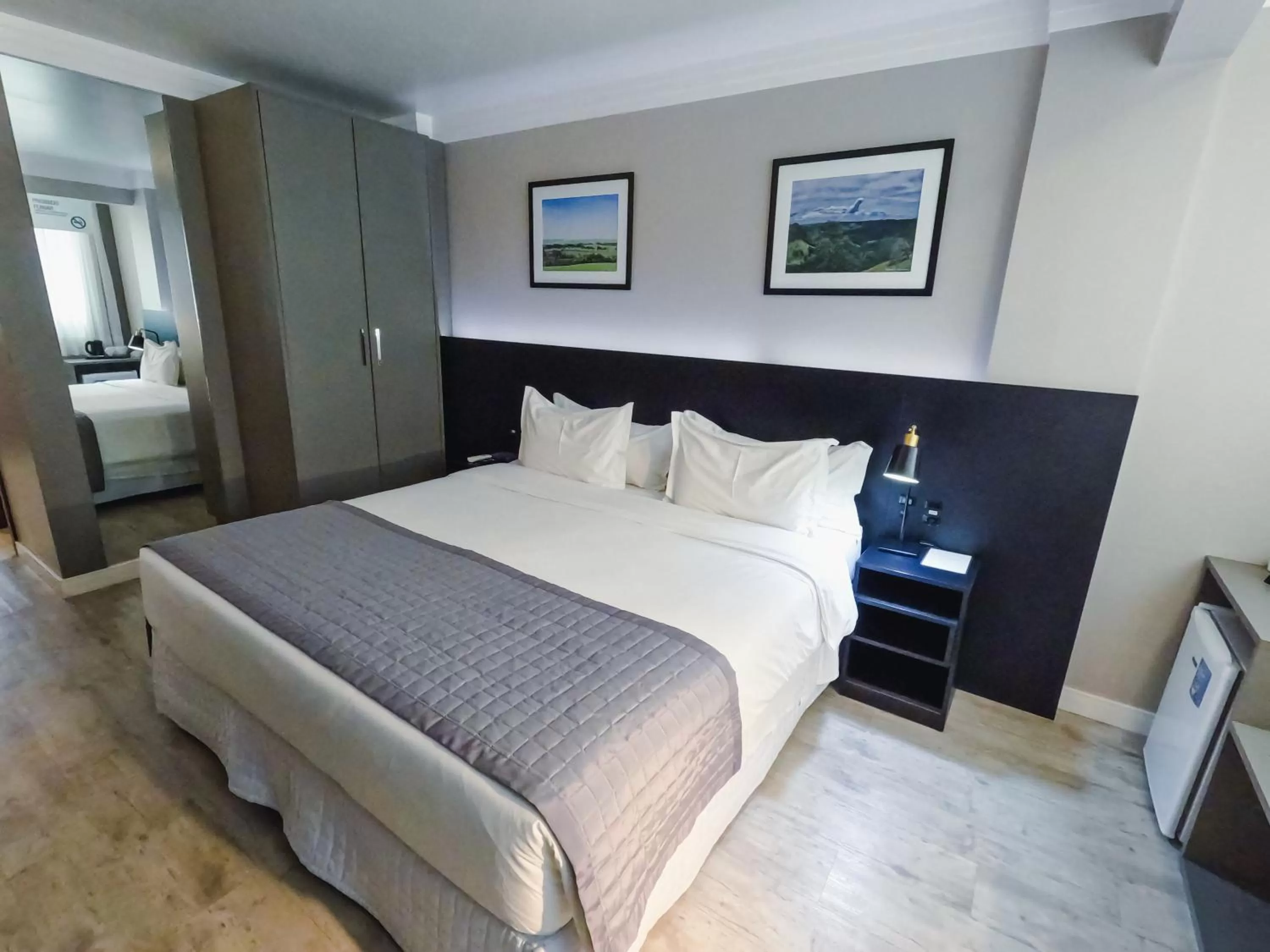 Photo of the whole room, Bed in Santa Inn Hotel