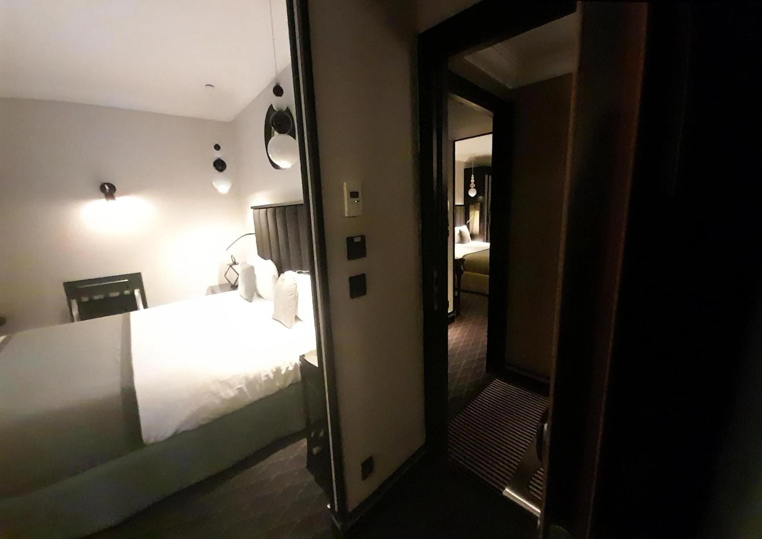 Photo of the whole room, Bed in Mercure Paris Arc de Triomphe Wagram