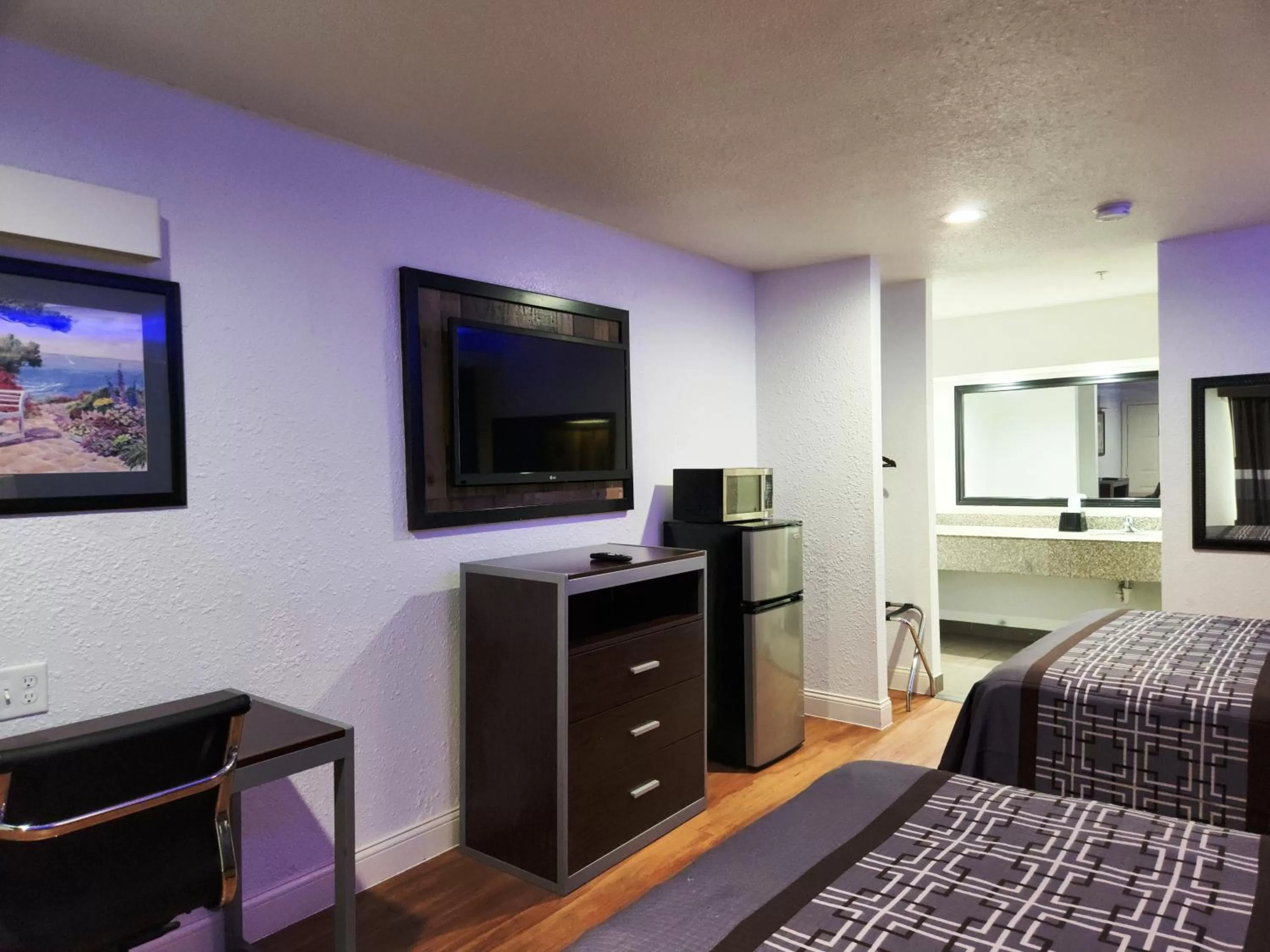 TV and multimedia, Bed in Express Inn Tomball