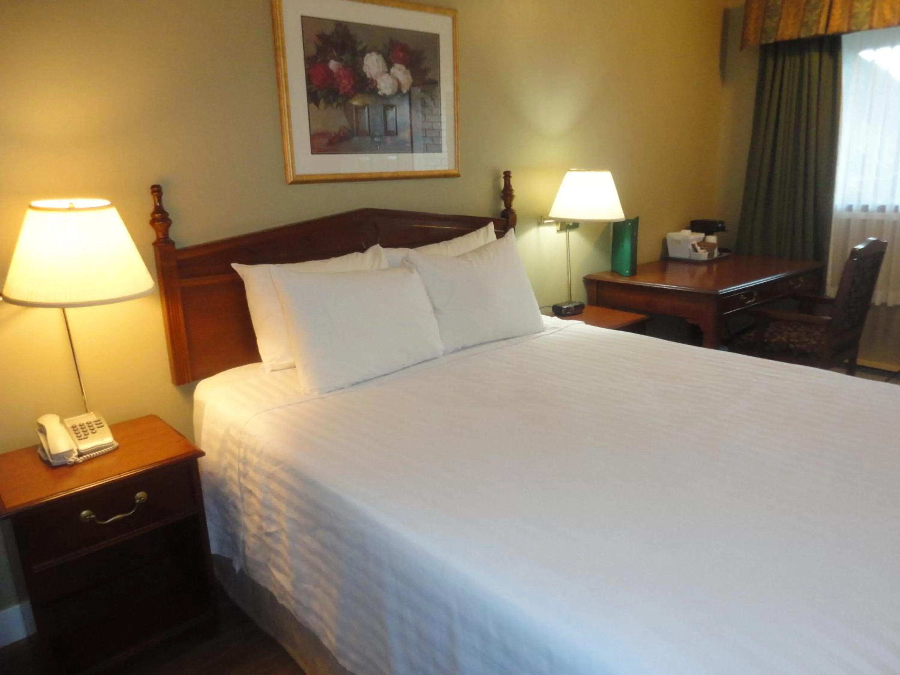 Bedroom, Bed in Days Inn by Wyndham Vernon