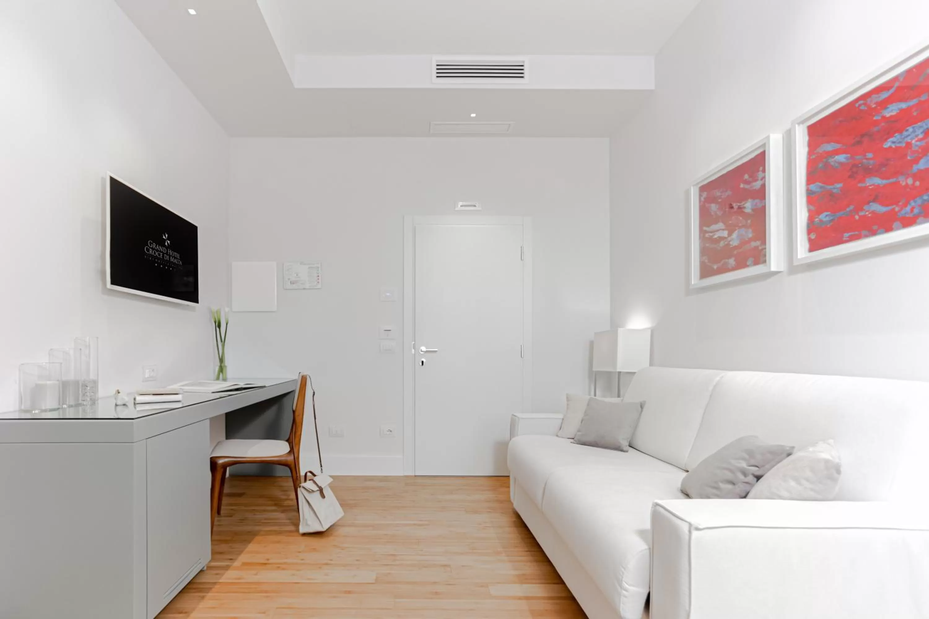 Living room, Bed in Grand Hotel Croce Di Malta