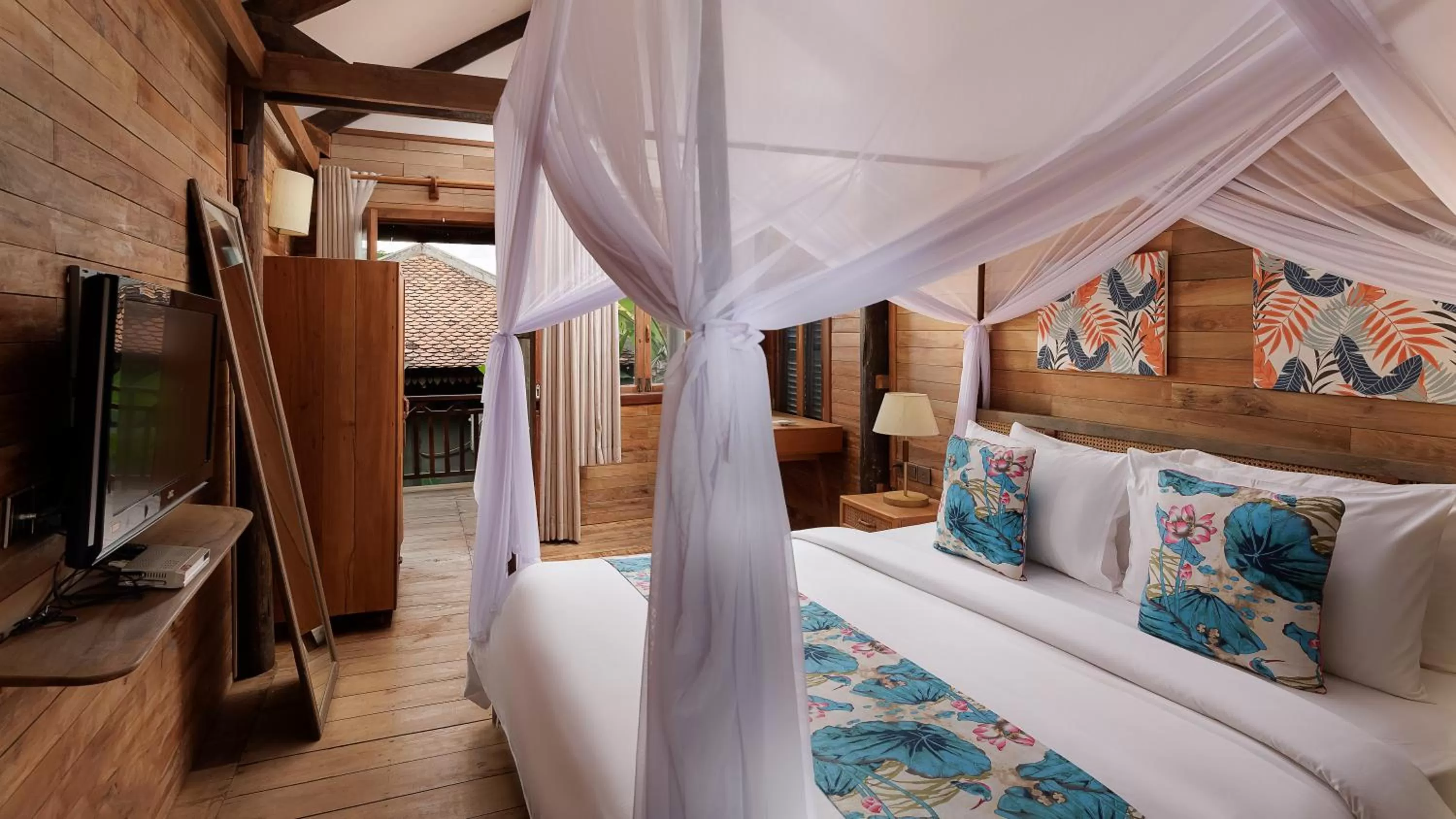 Bed in Dontrei Villa Angkor