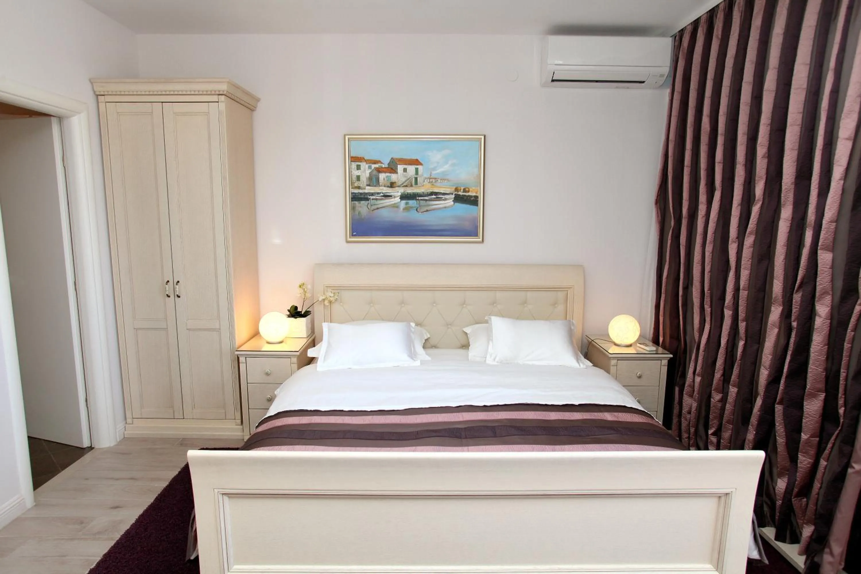 Bed in Hotel Bellevue Trogir