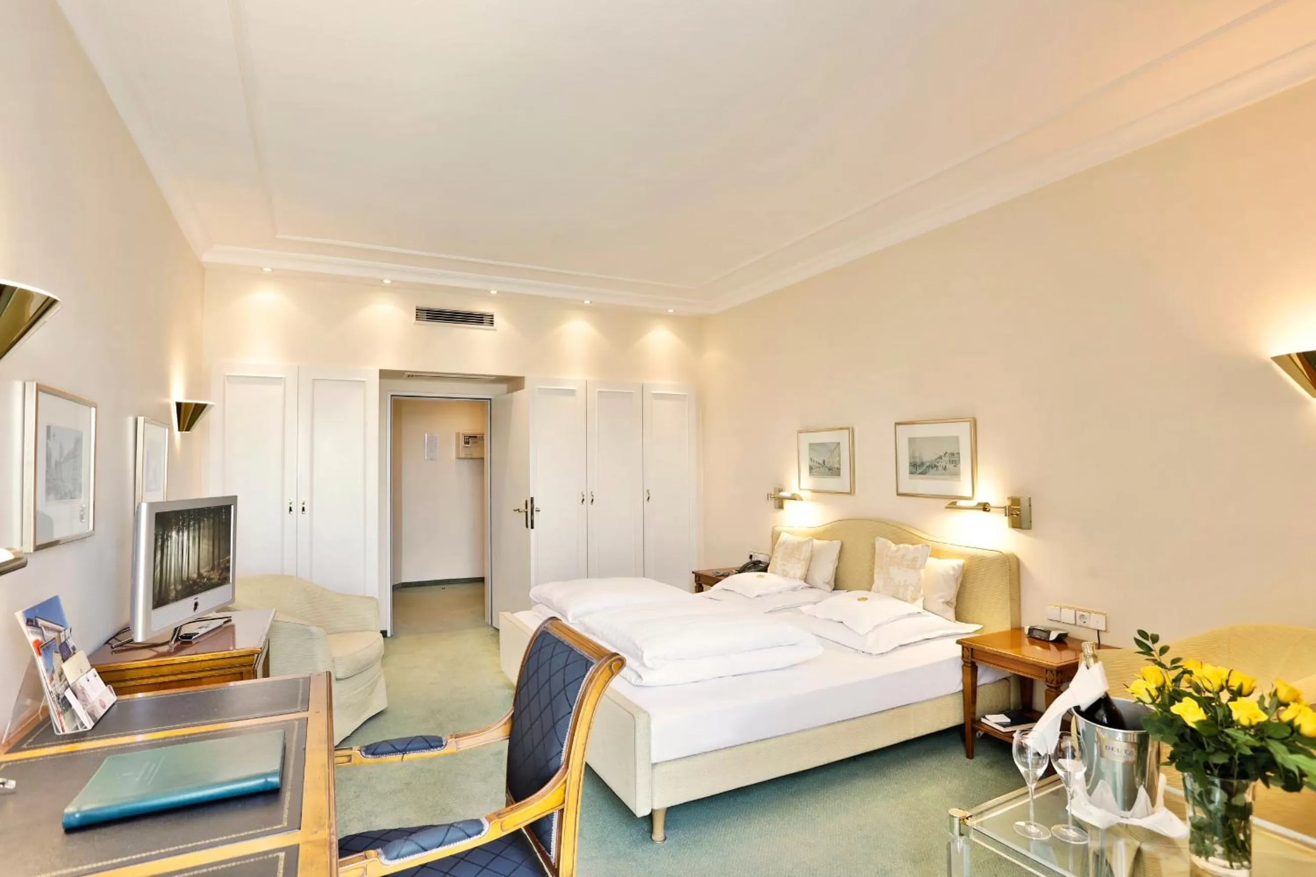 Lake view, Bed in Hotel Bayerischer Hof