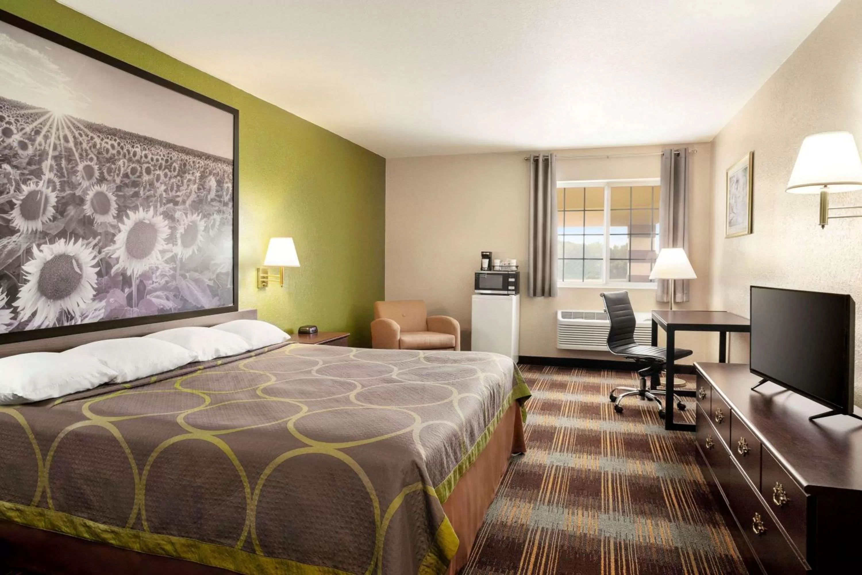 Photo of the whole room, Bed in Super 8 by Wyndham Holton