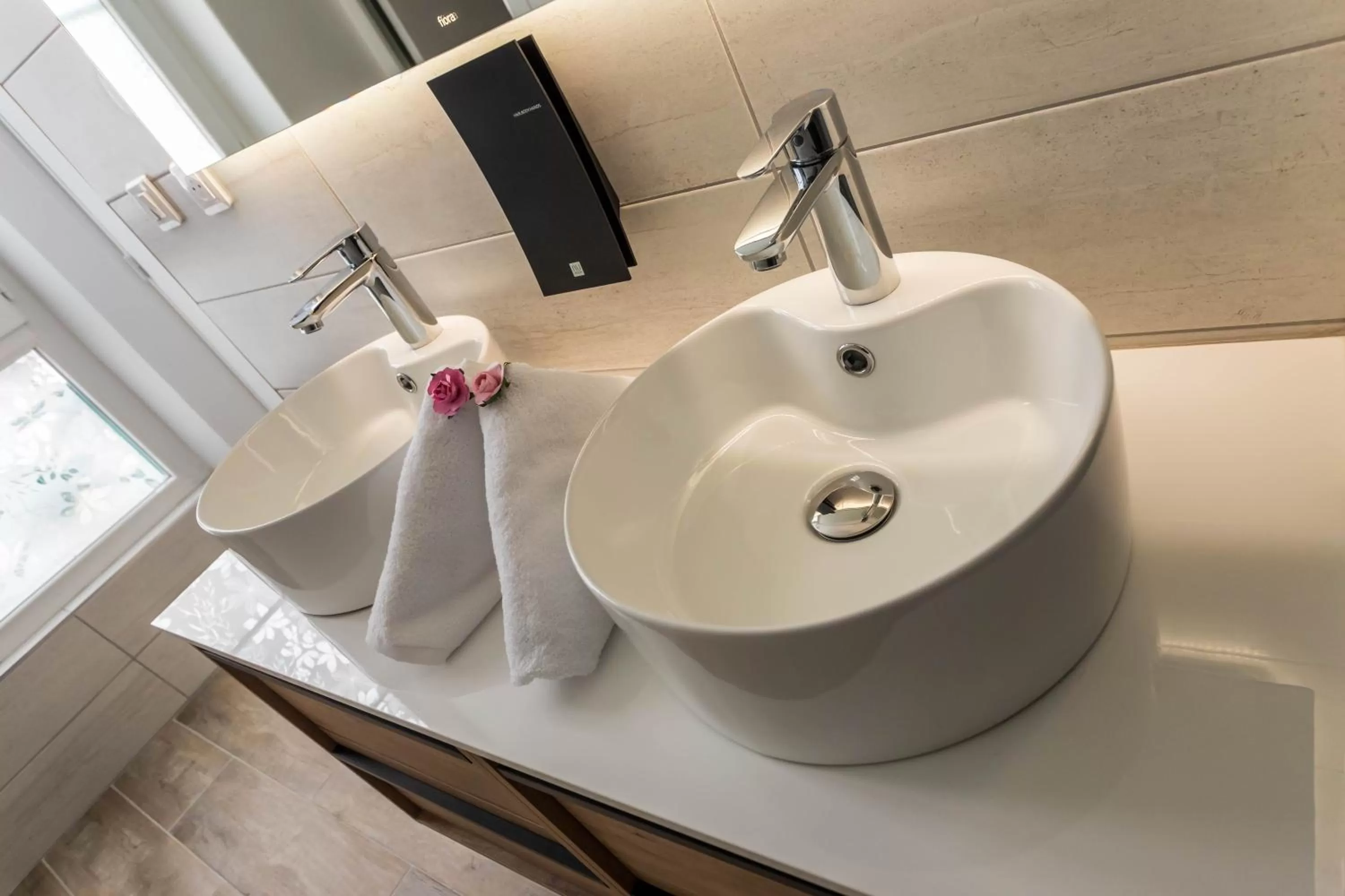 Bathroom in CÔTE GARONNE le BALCON DES DAMES -hôtel et restaurant- Tonneins Fauillet Marmande - vue panoramique bord de Garonne chambres climatisées