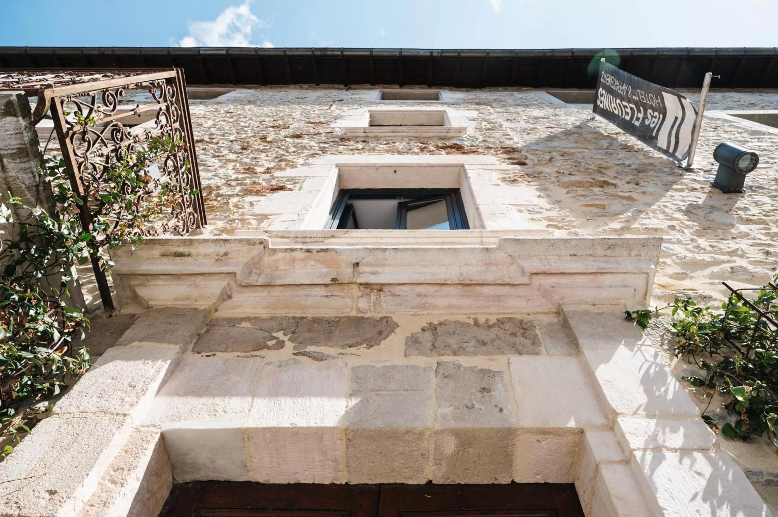 Property building in Urban Style HOTEL LES FLEURINES