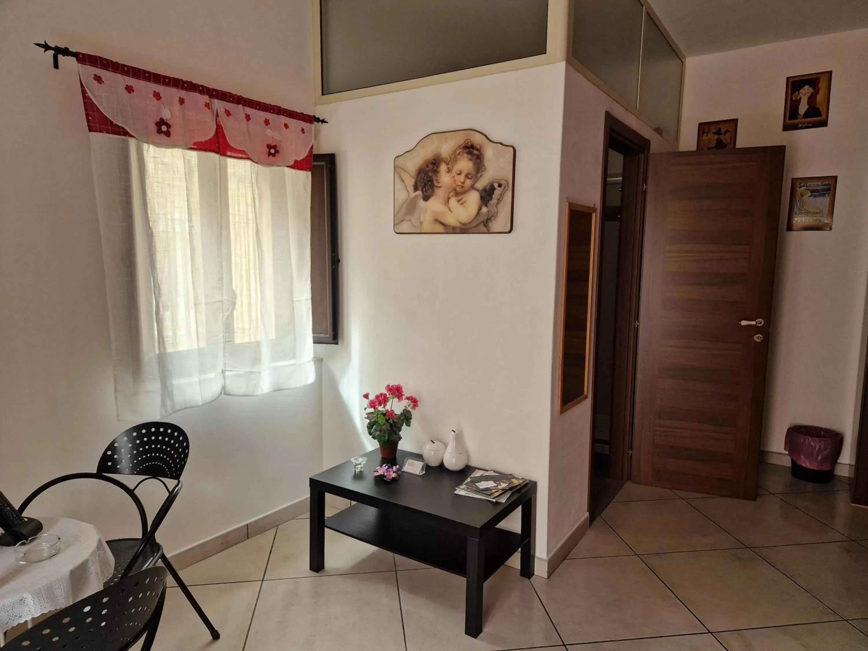 Photo of the whole room in La Gardenia