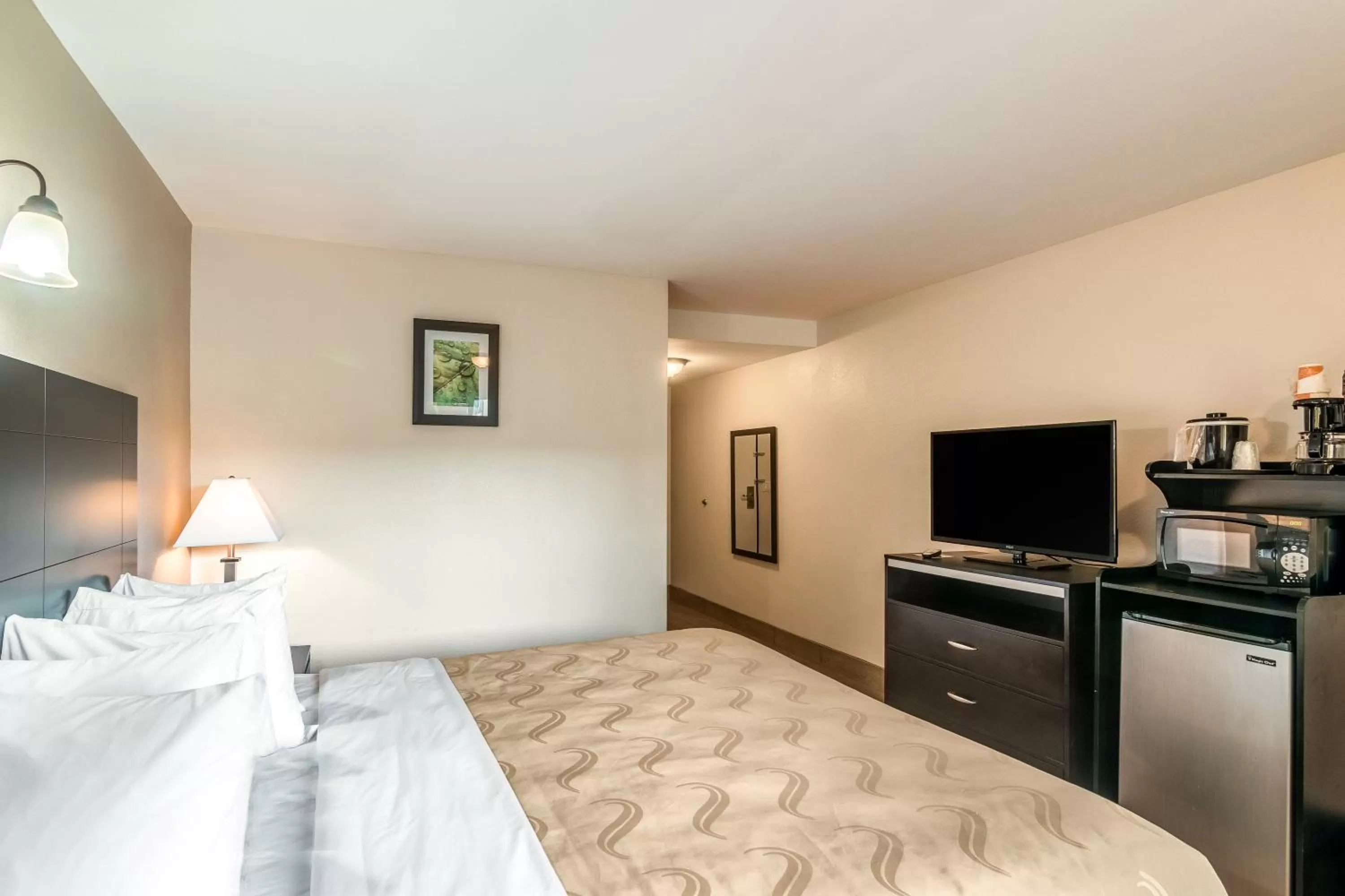 Standard King Room - Non-Smoking  in Quality Inn & Suites near Downtown Bakersfield