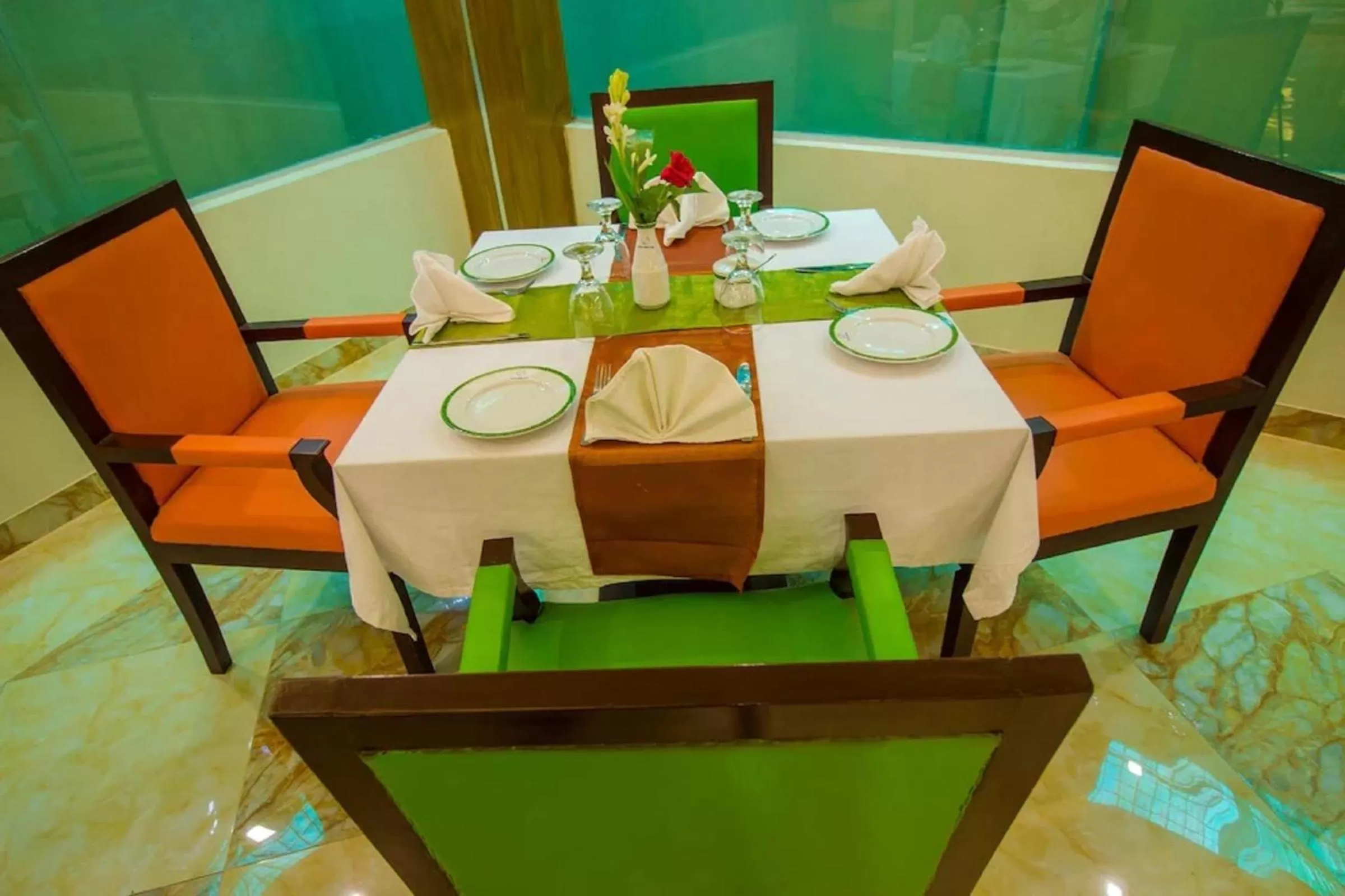 Restaurant/places to eat in Hotel Gulshan Lake View