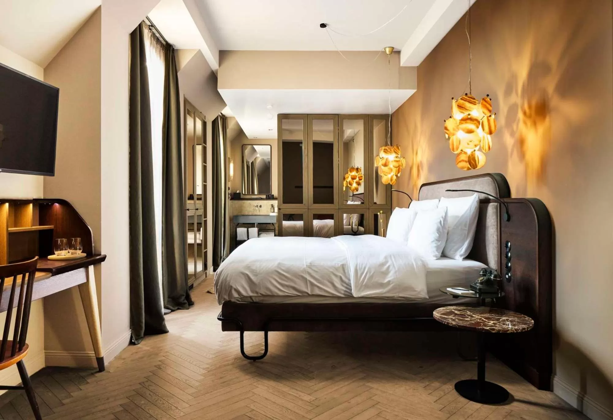 Photo of the whole room, Bed in Telegraphenamt