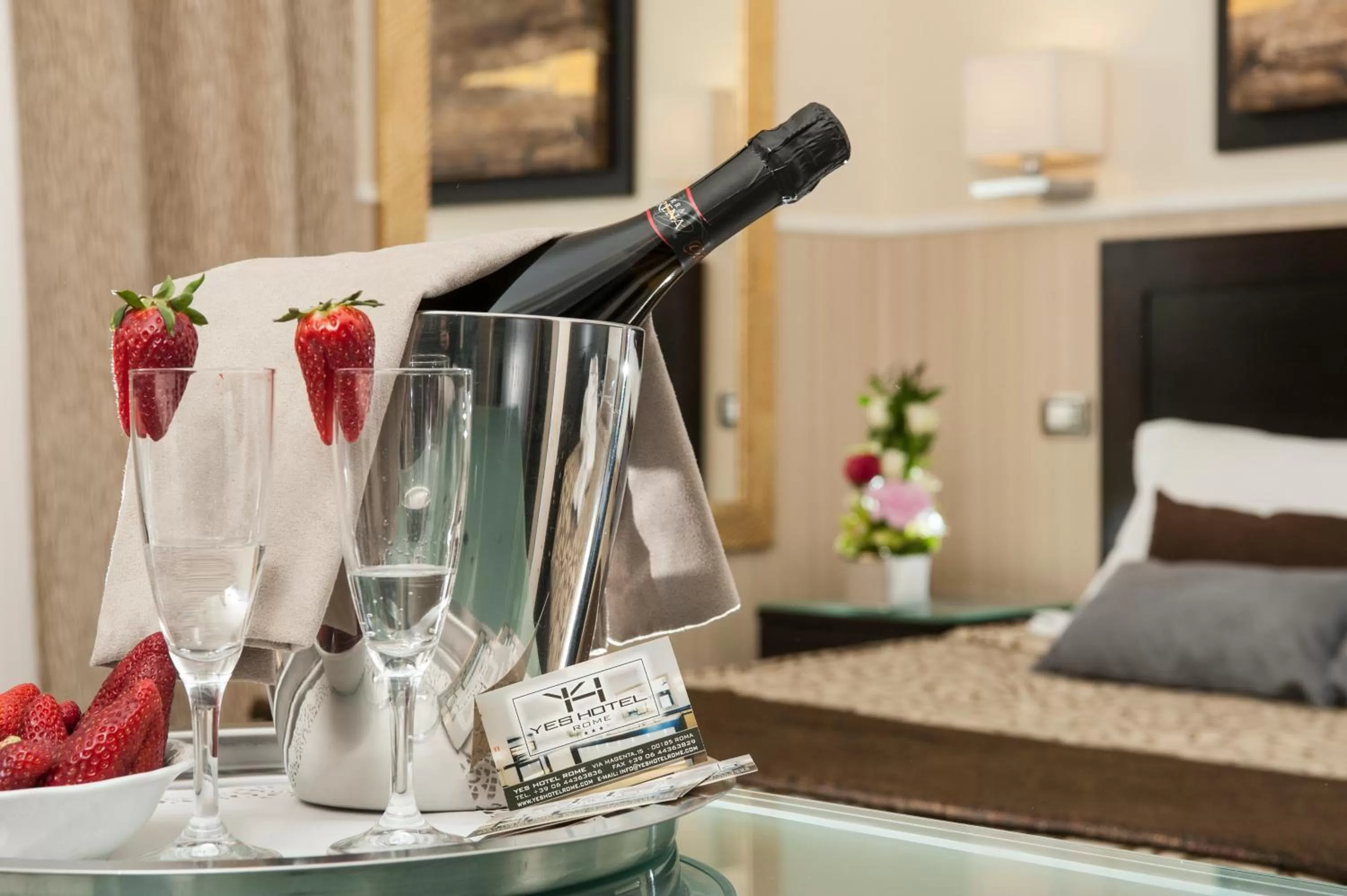 Alcoholic drinks, Bed in Yes Hotel Boutique Rome