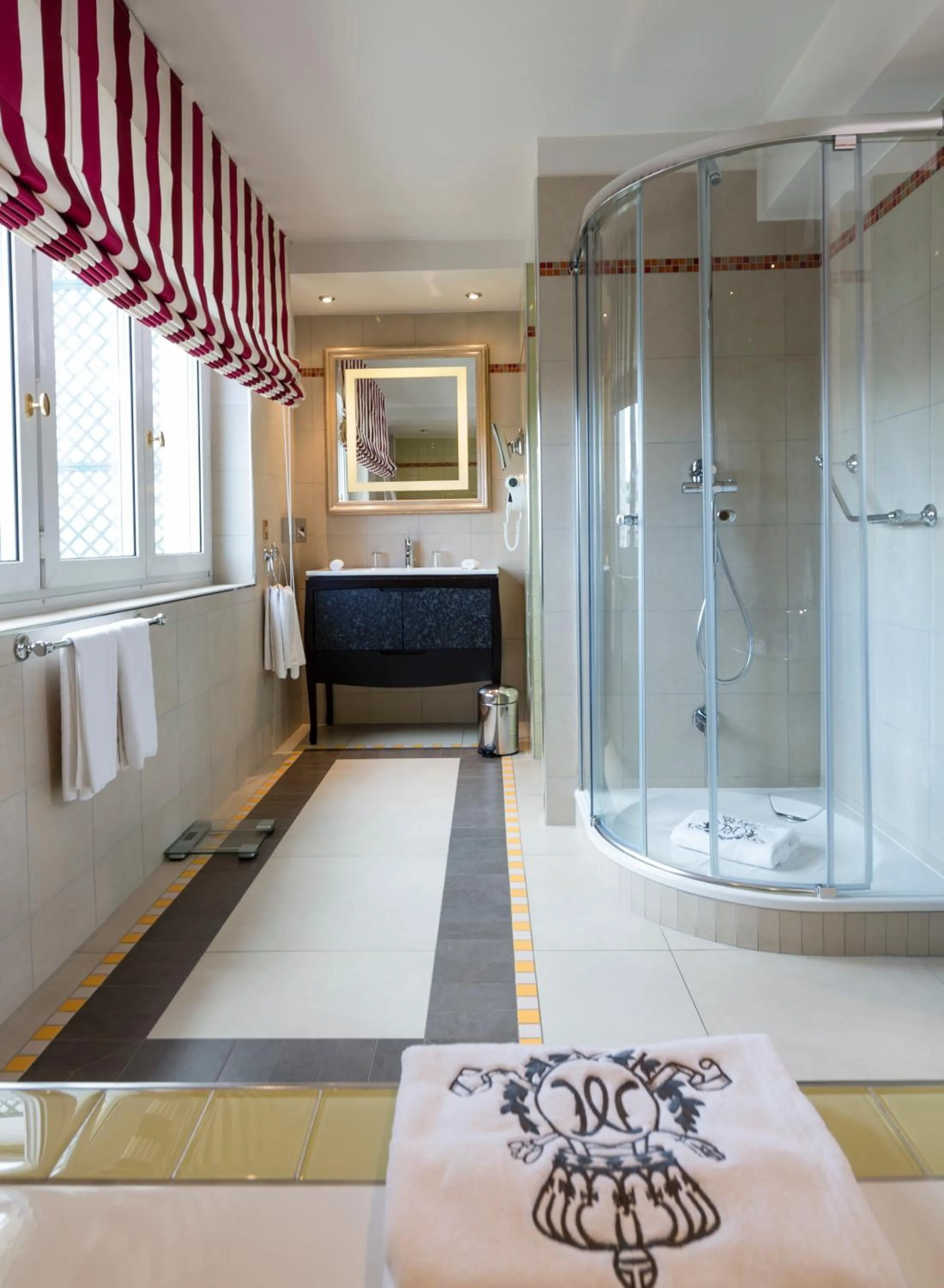 Bathroom in Majestic Hotel Spa - Champs Elysées