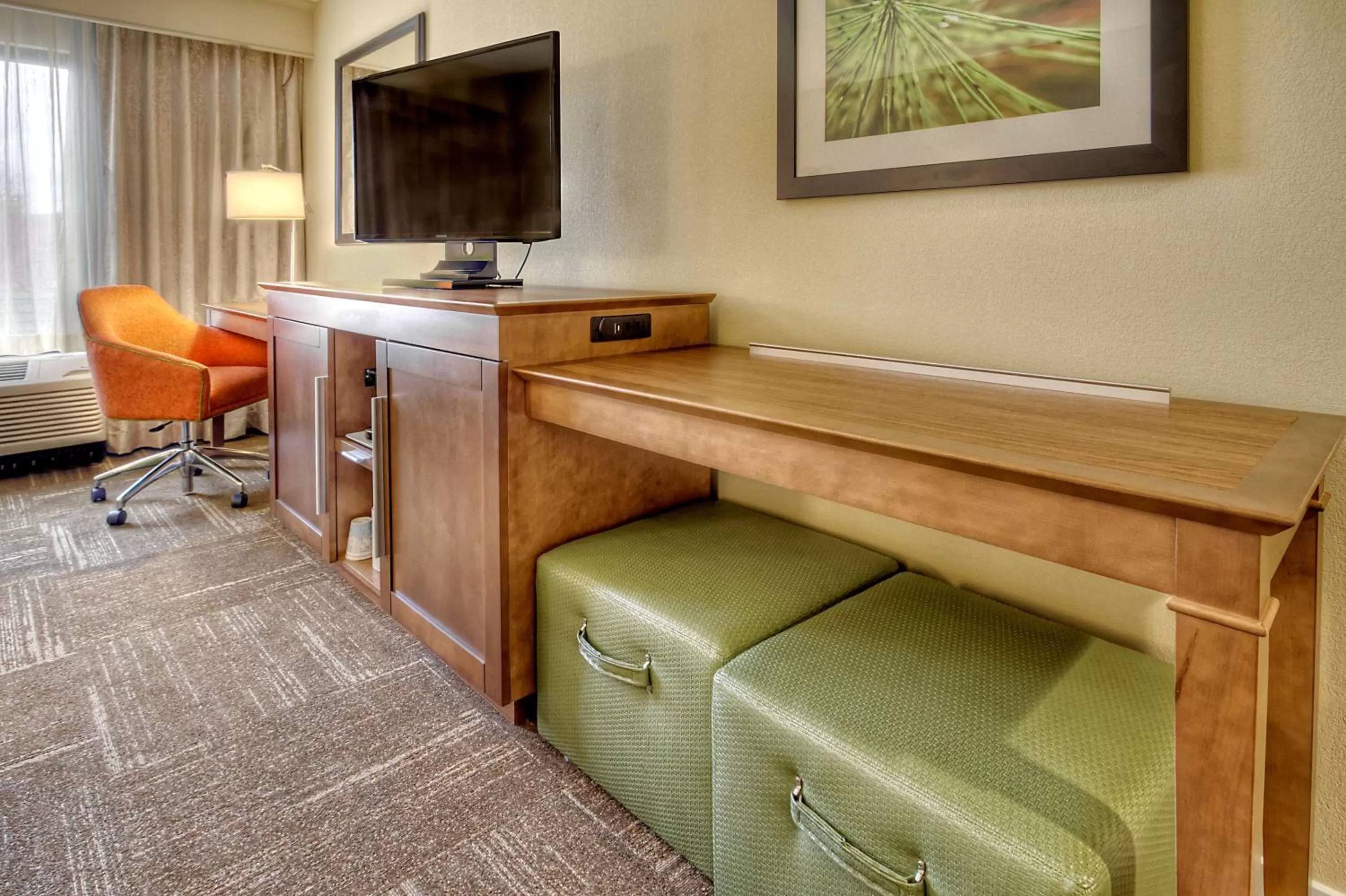 Bed in Hampton Inn and Suites Asheville Airport