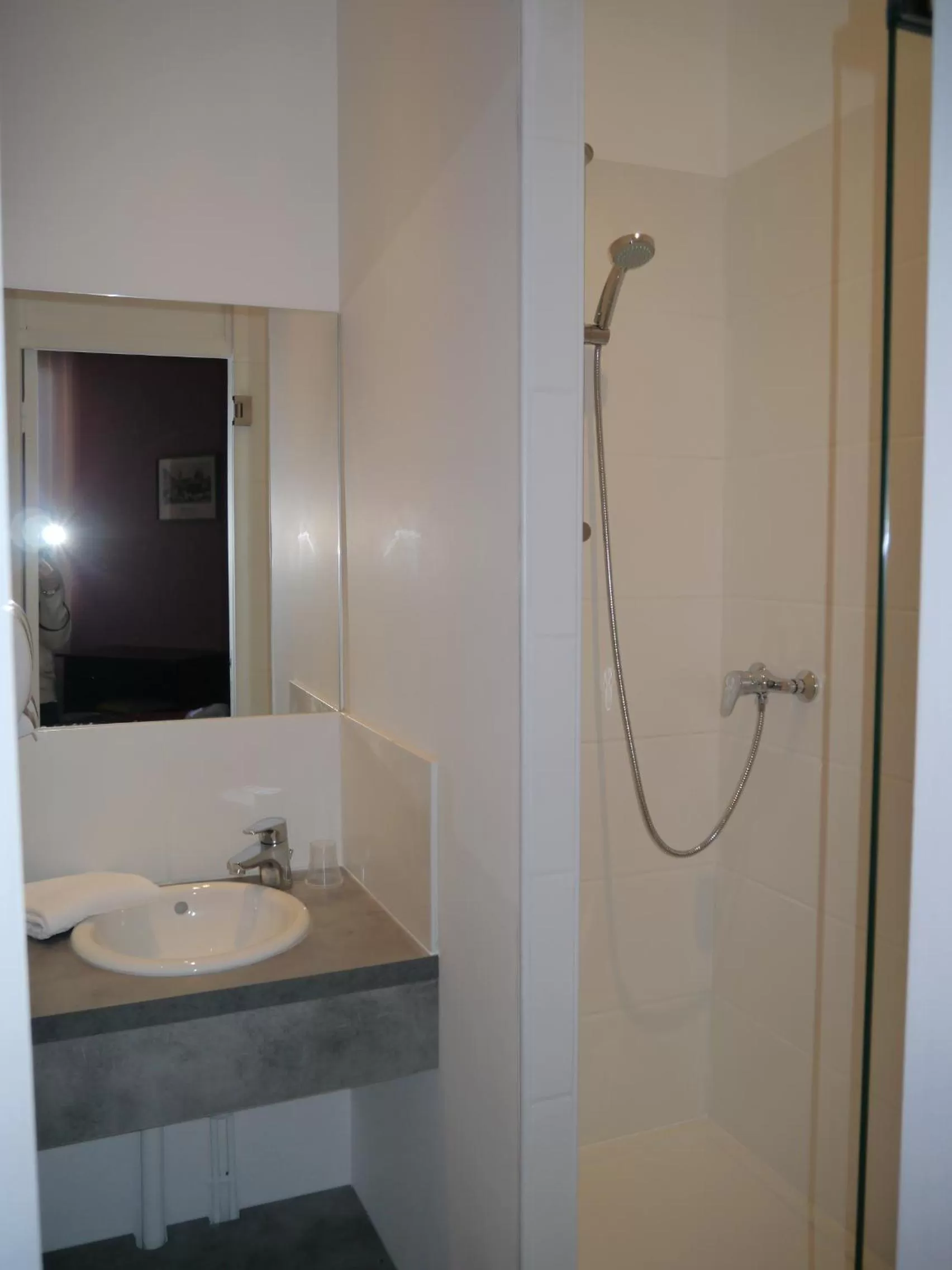 Shower in Hôtel des Ambassadeurs