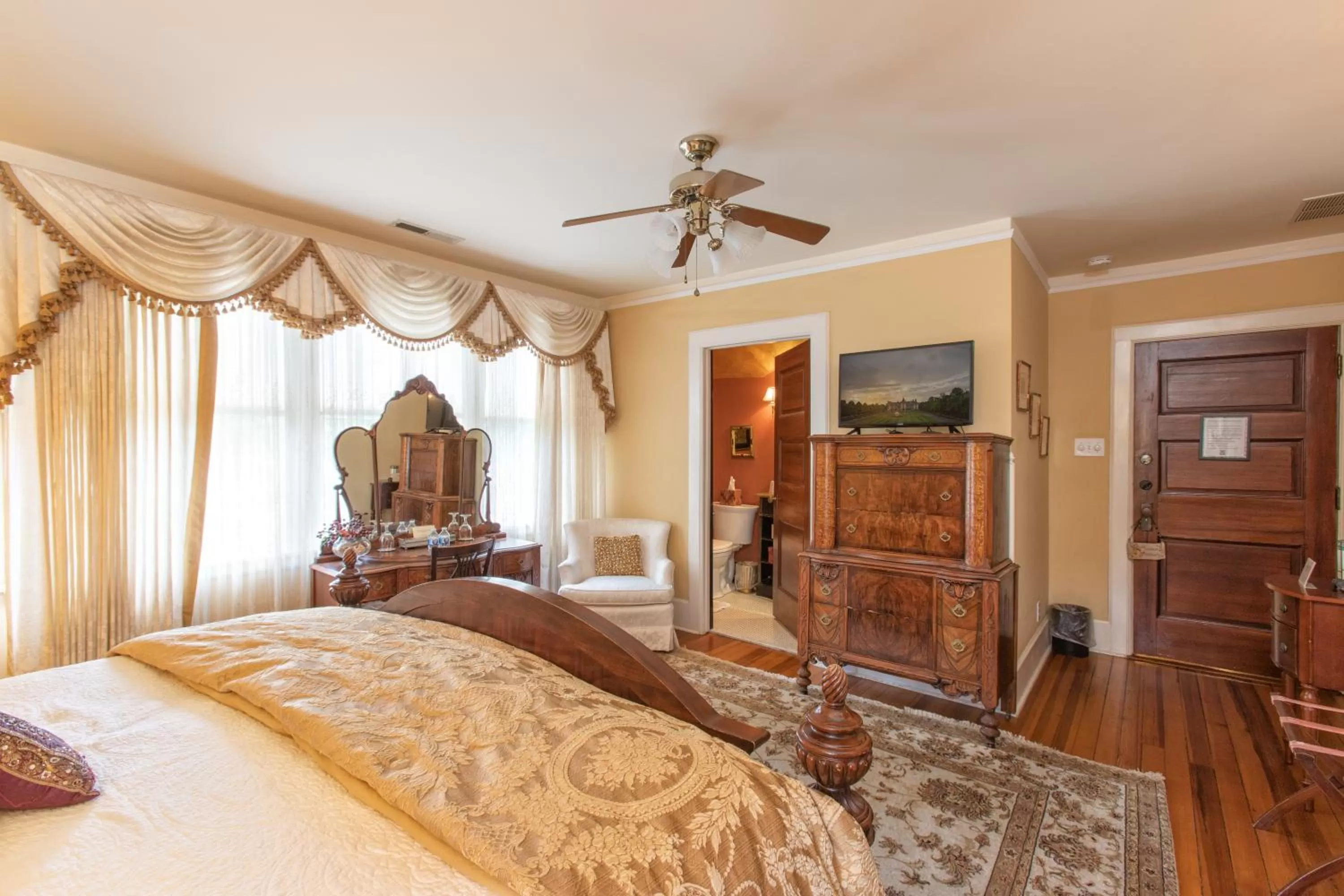 Bed in Black Walnut B&B Inn