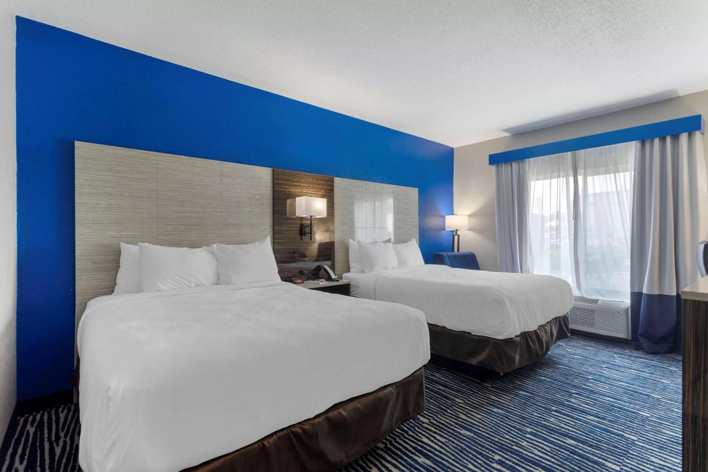 Photo of the whole room, Bed in Comfort Inn & Suites Memphis East