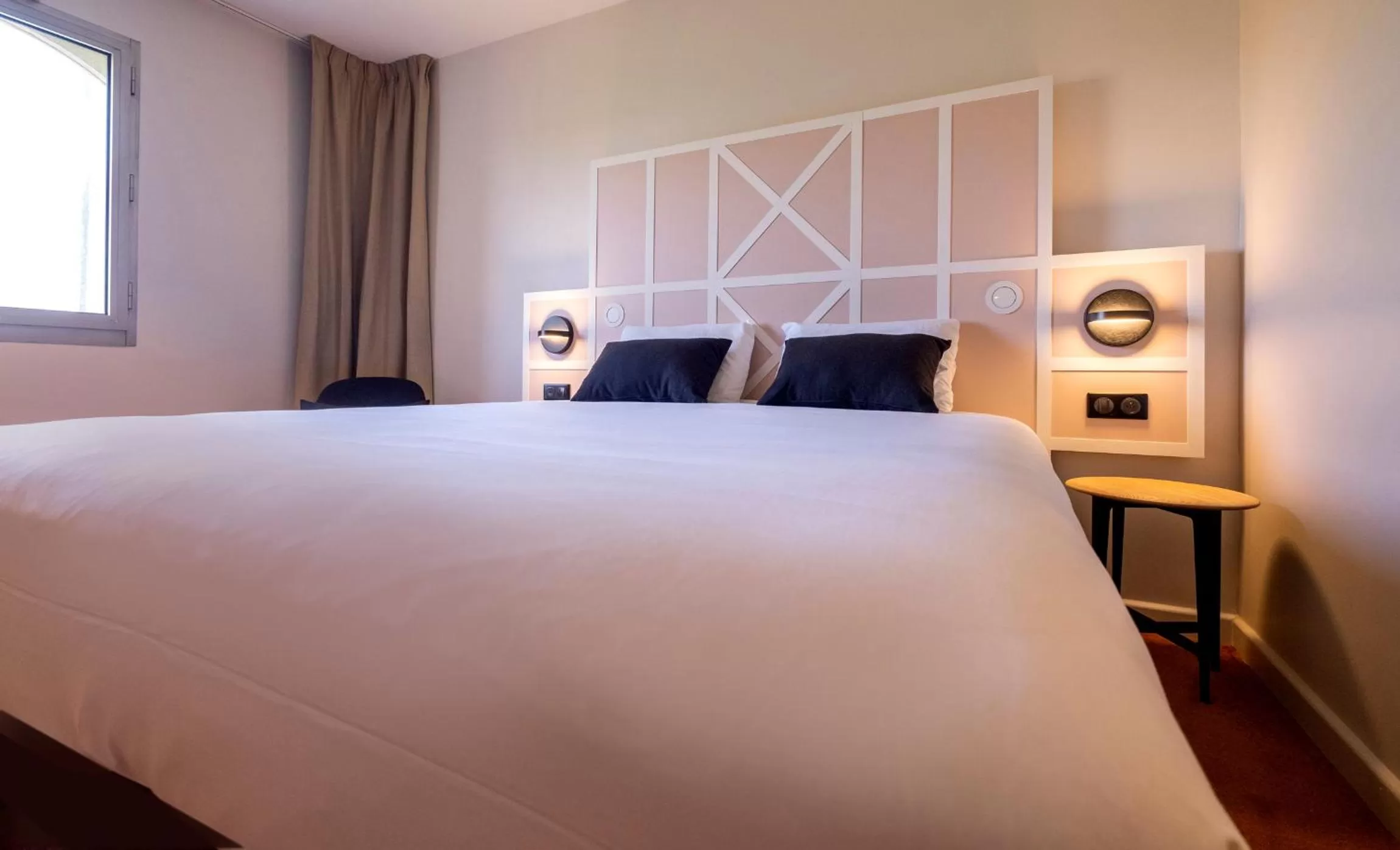 Photo of the whole room, Bed in Mercure Rouen Centre Champ de Mars