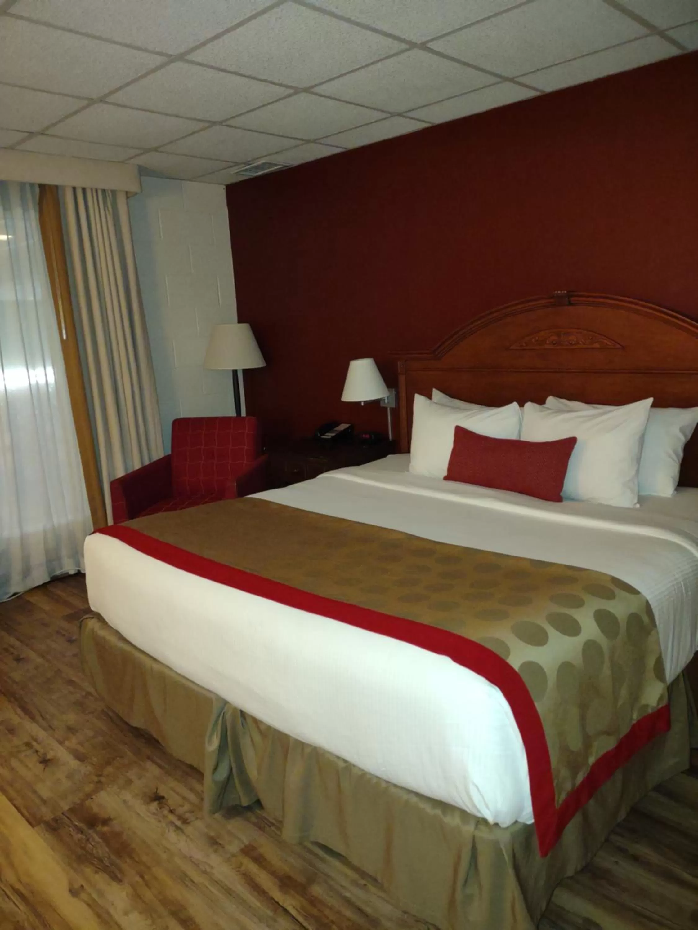 Bedroom, Bed in Ramada by Wyndham Albert Lea