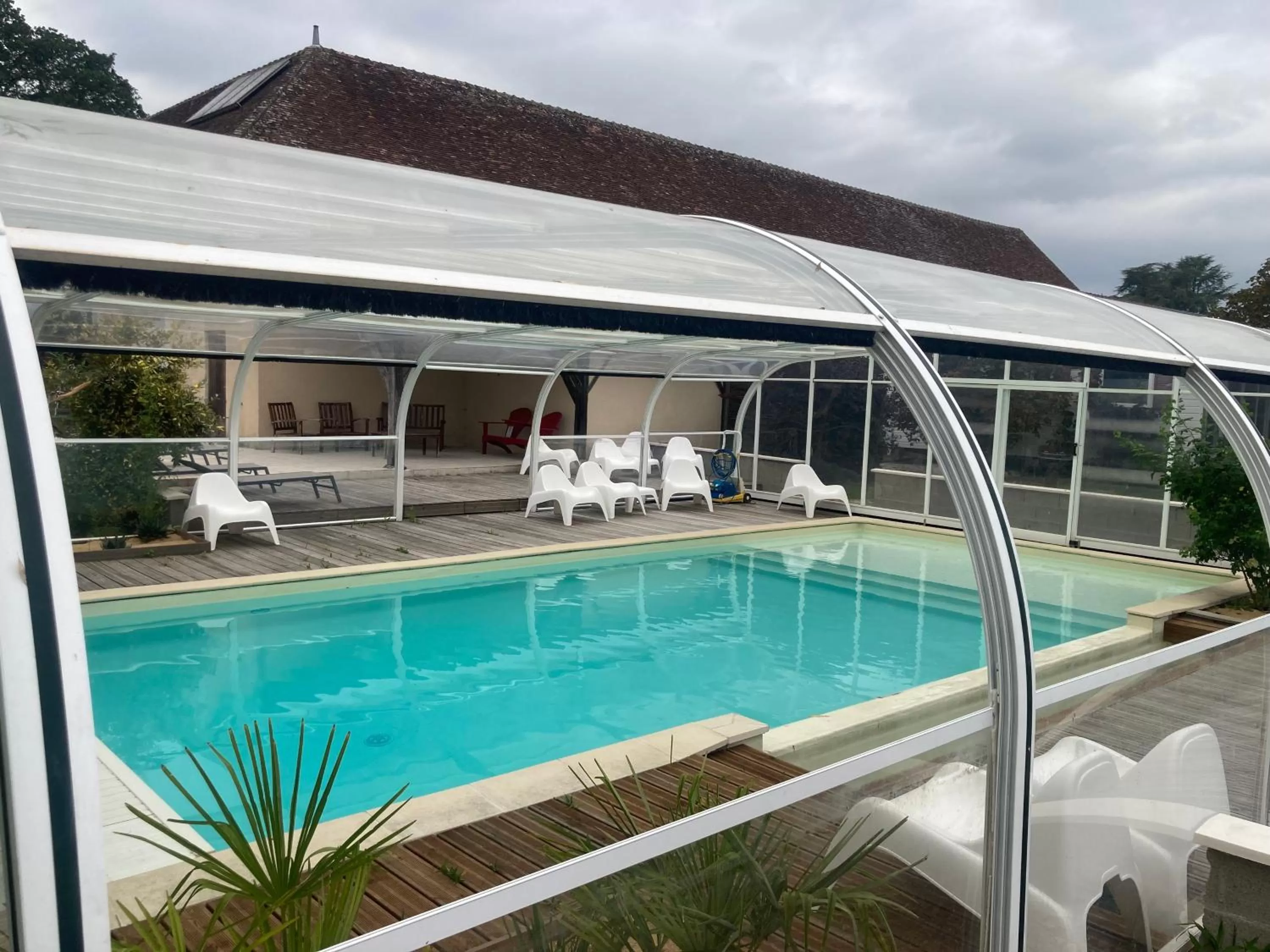 Property building, Swimming Pool in Les Pierres D'aurèle Chambres d'Hôtes