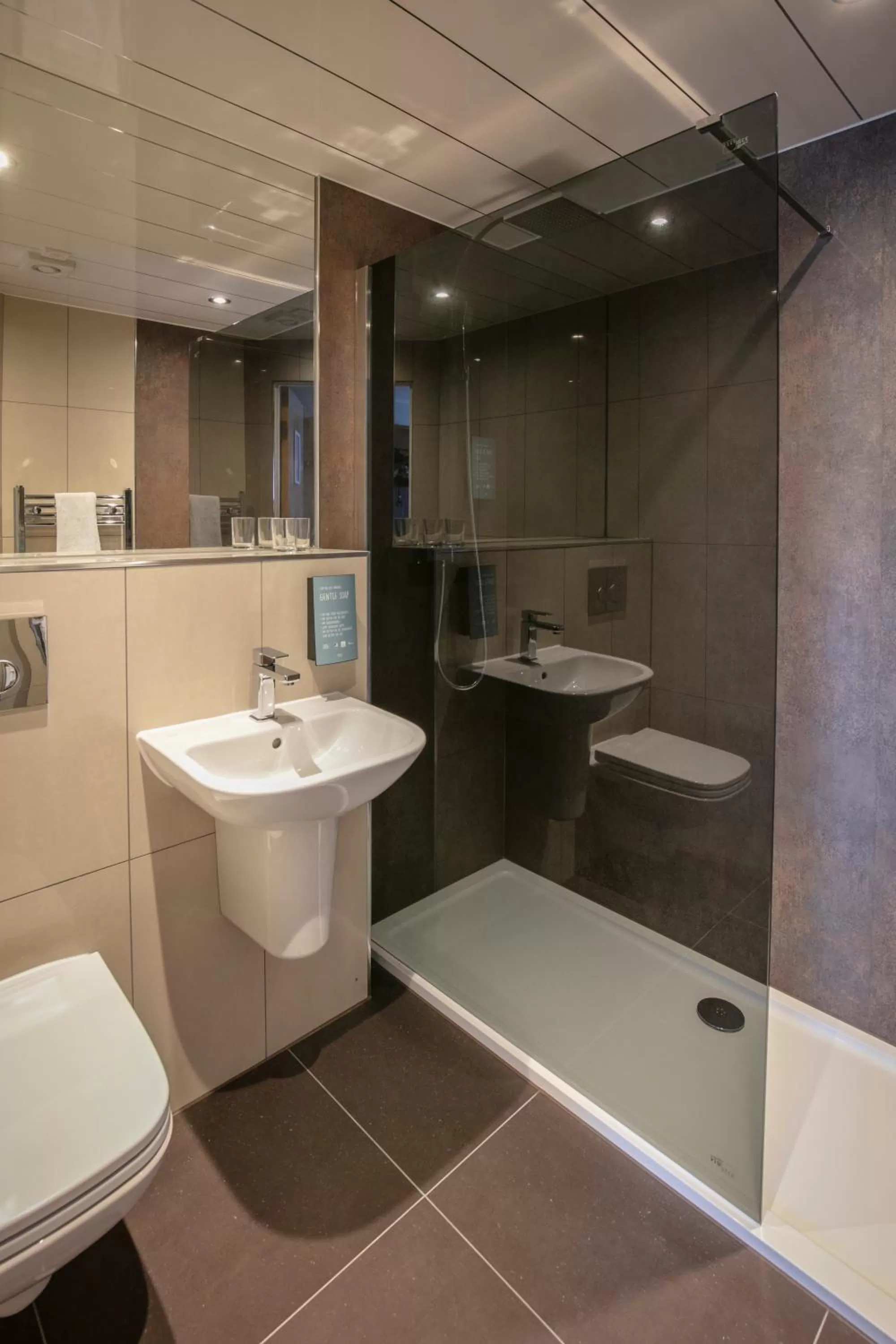 Shower in Invercarse Hotel Dundee, BW Signature Collection