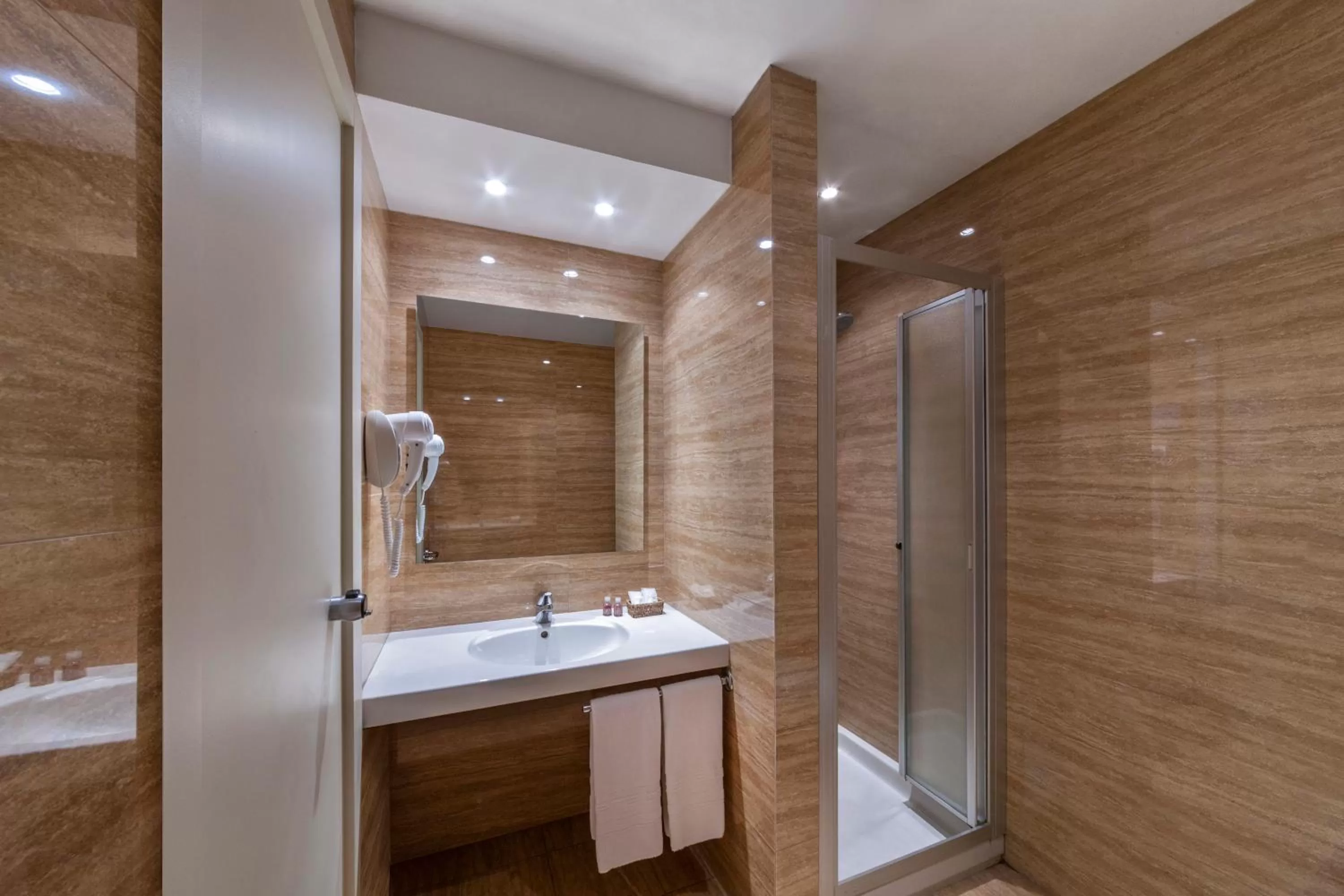 Bathroom in Peralba Autohotel