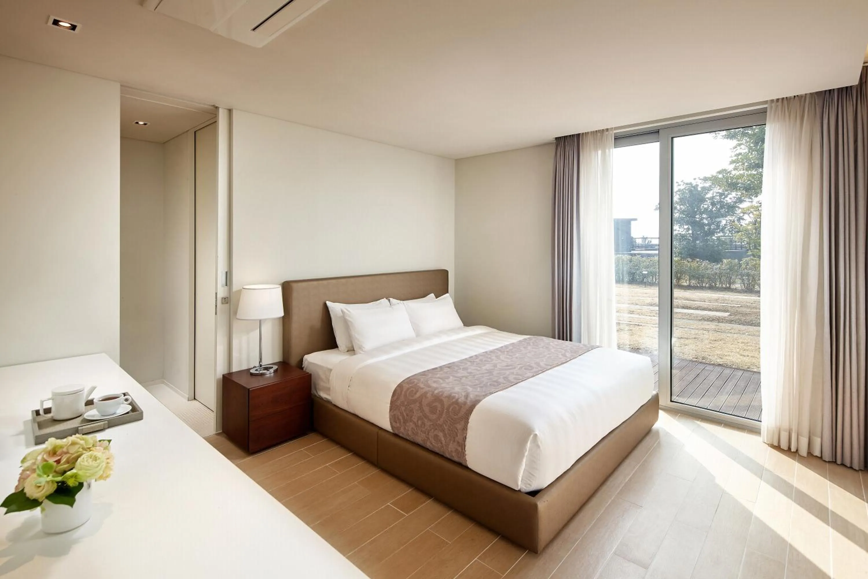 Bed in Lotte Resort Jeju Artvillas