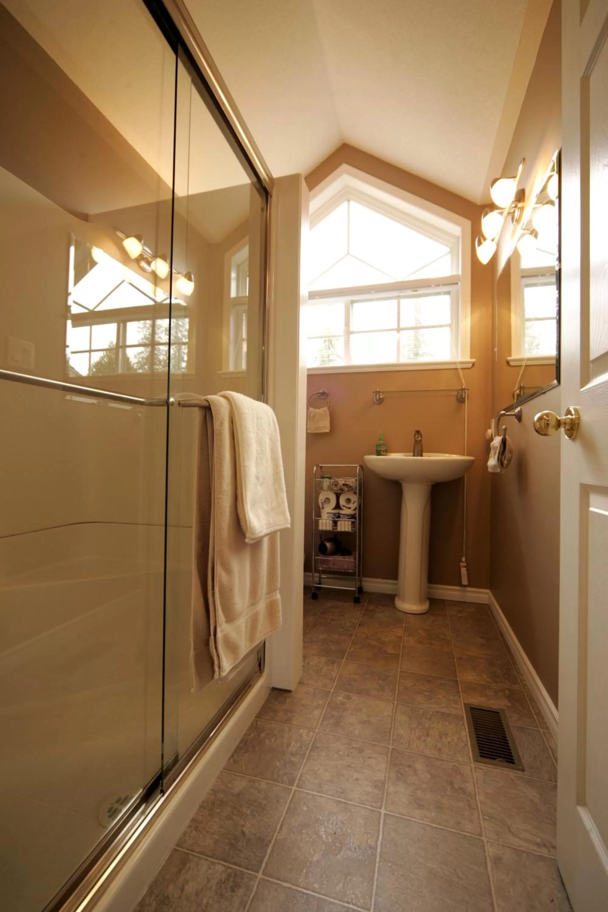 Shower, Bathroom in Hummingbird Guesthouse