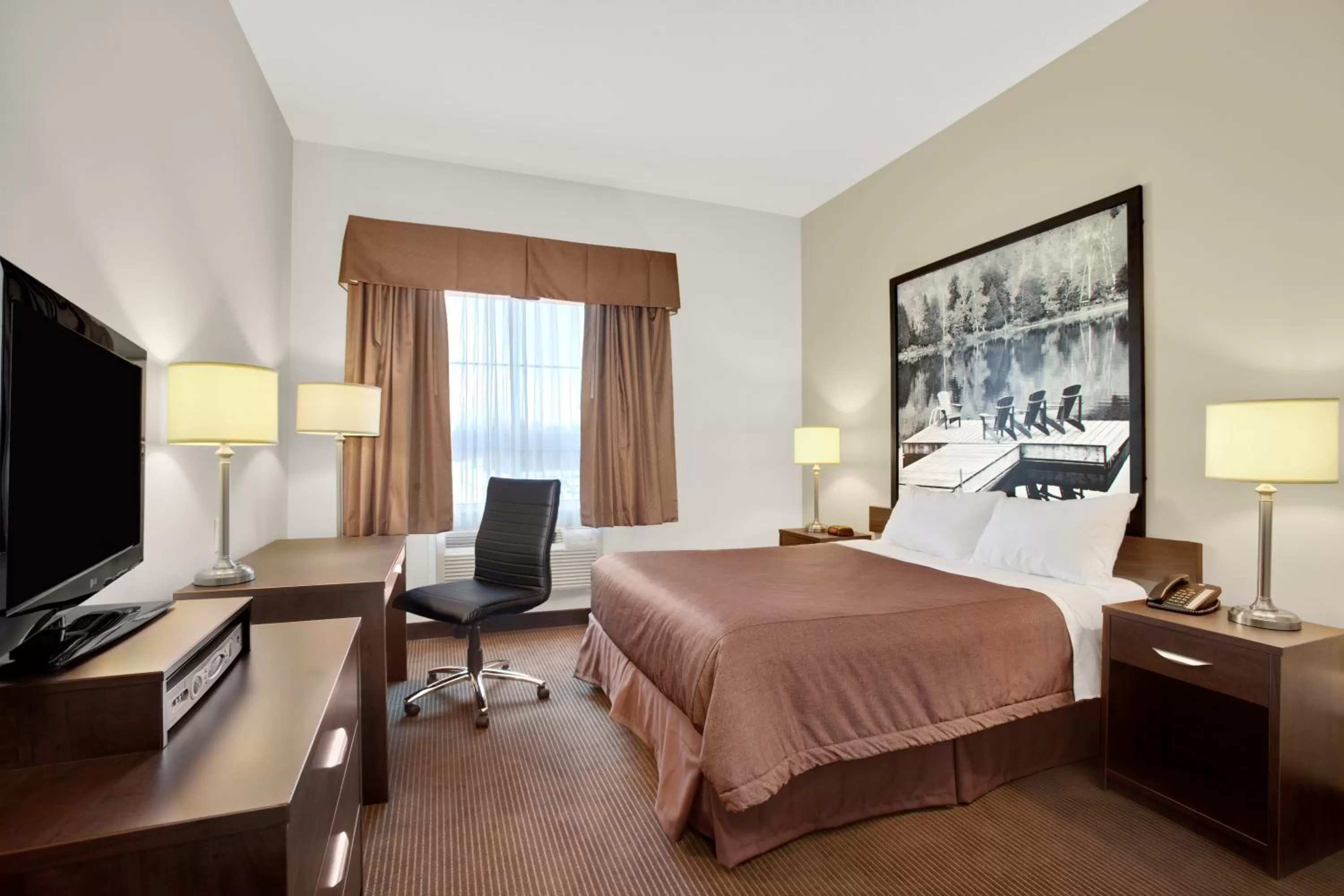 Photo of the whole room, Bed in Super 8 by Wyndham Red Lake ON