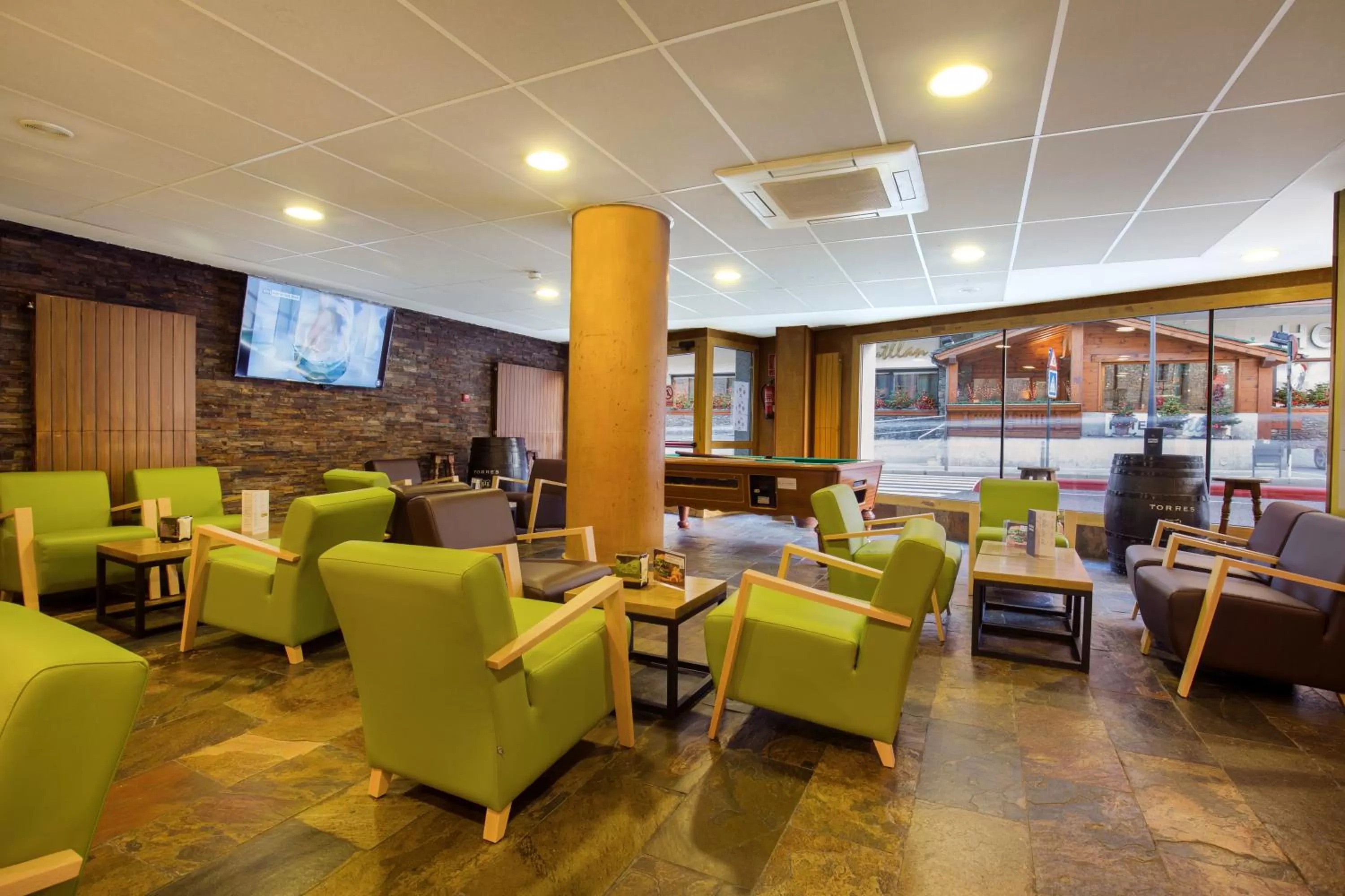 Communal lounge/ TV room in Hotel Màgic Ski by Nexta