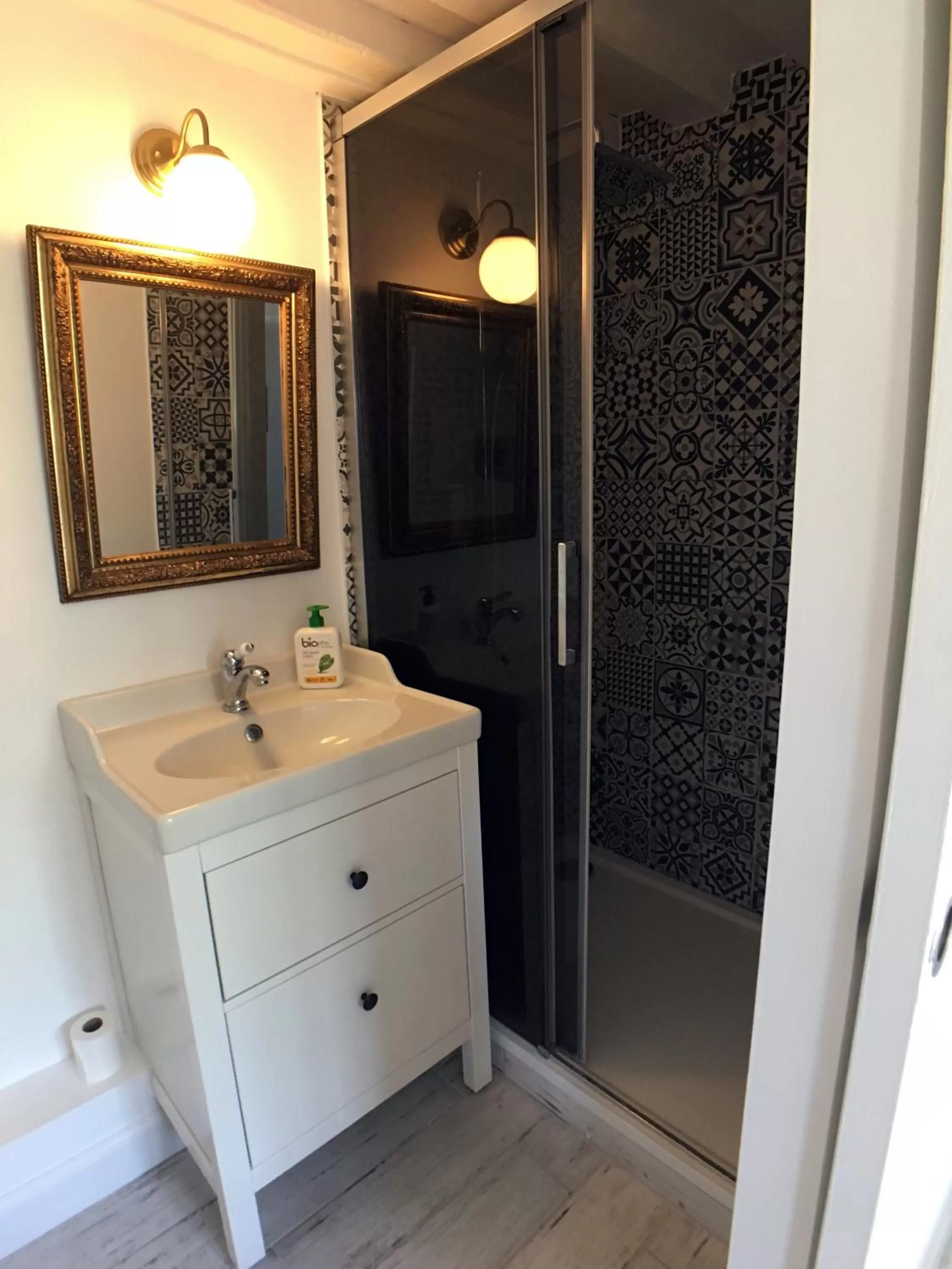 Shower in La Romance et la Romanesque