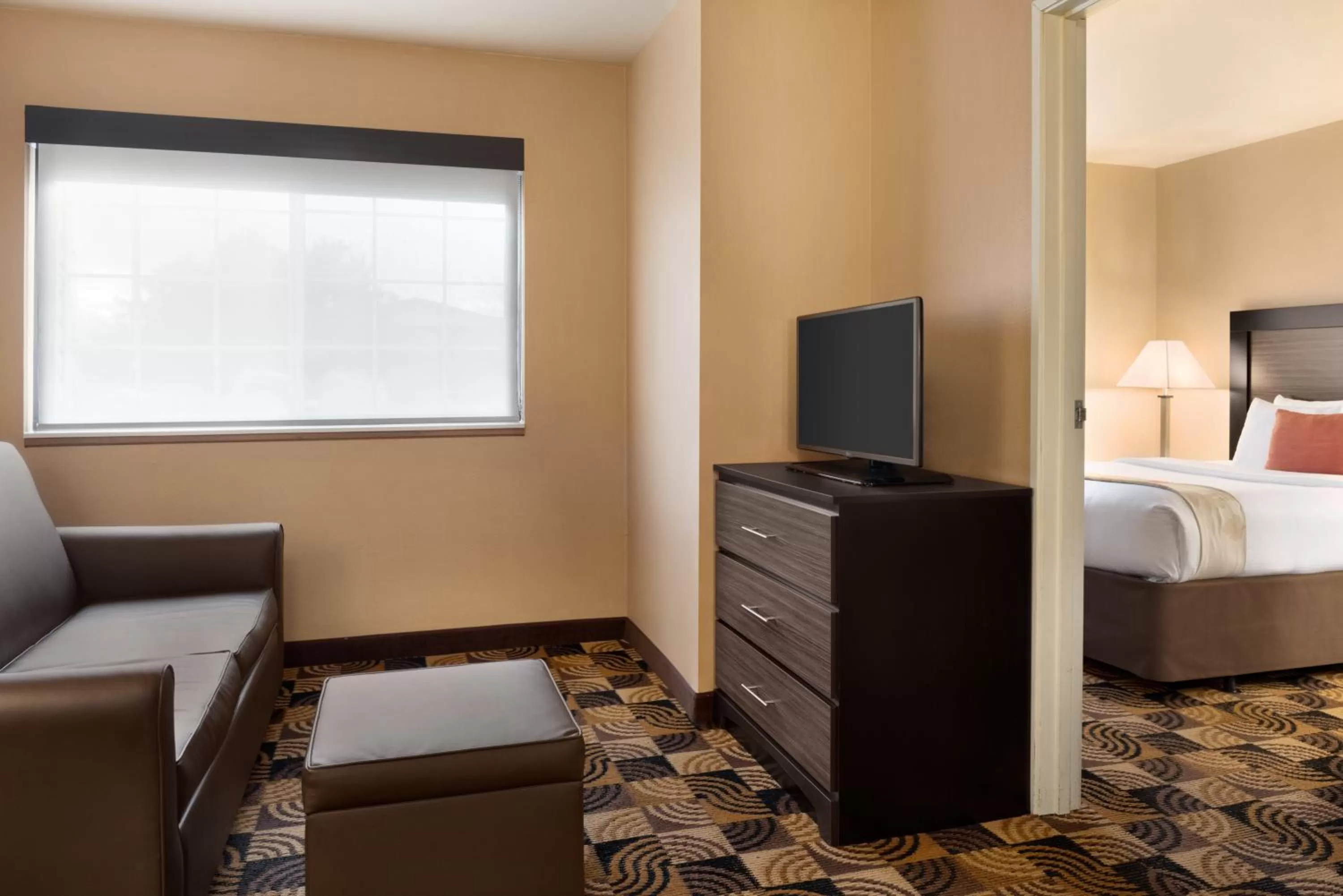 Living room, Bed in Hawthorn Extended Stay by Wyndham Milwaukee Airport