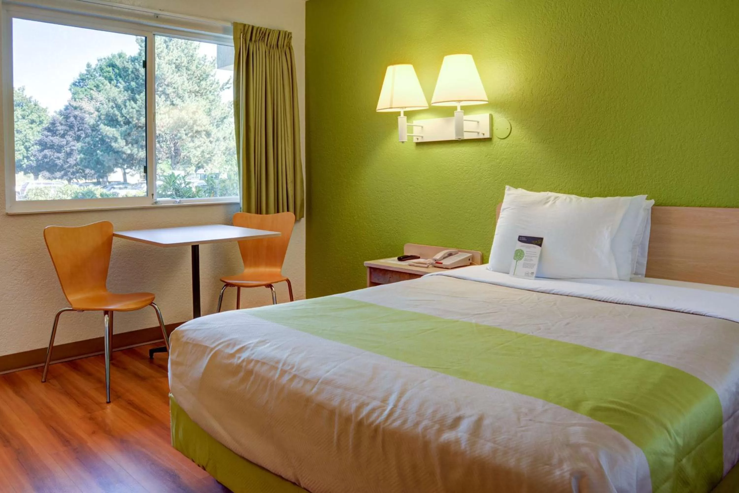 Standard Queen Room in Motel 6-Springfield, OR - Eugene North