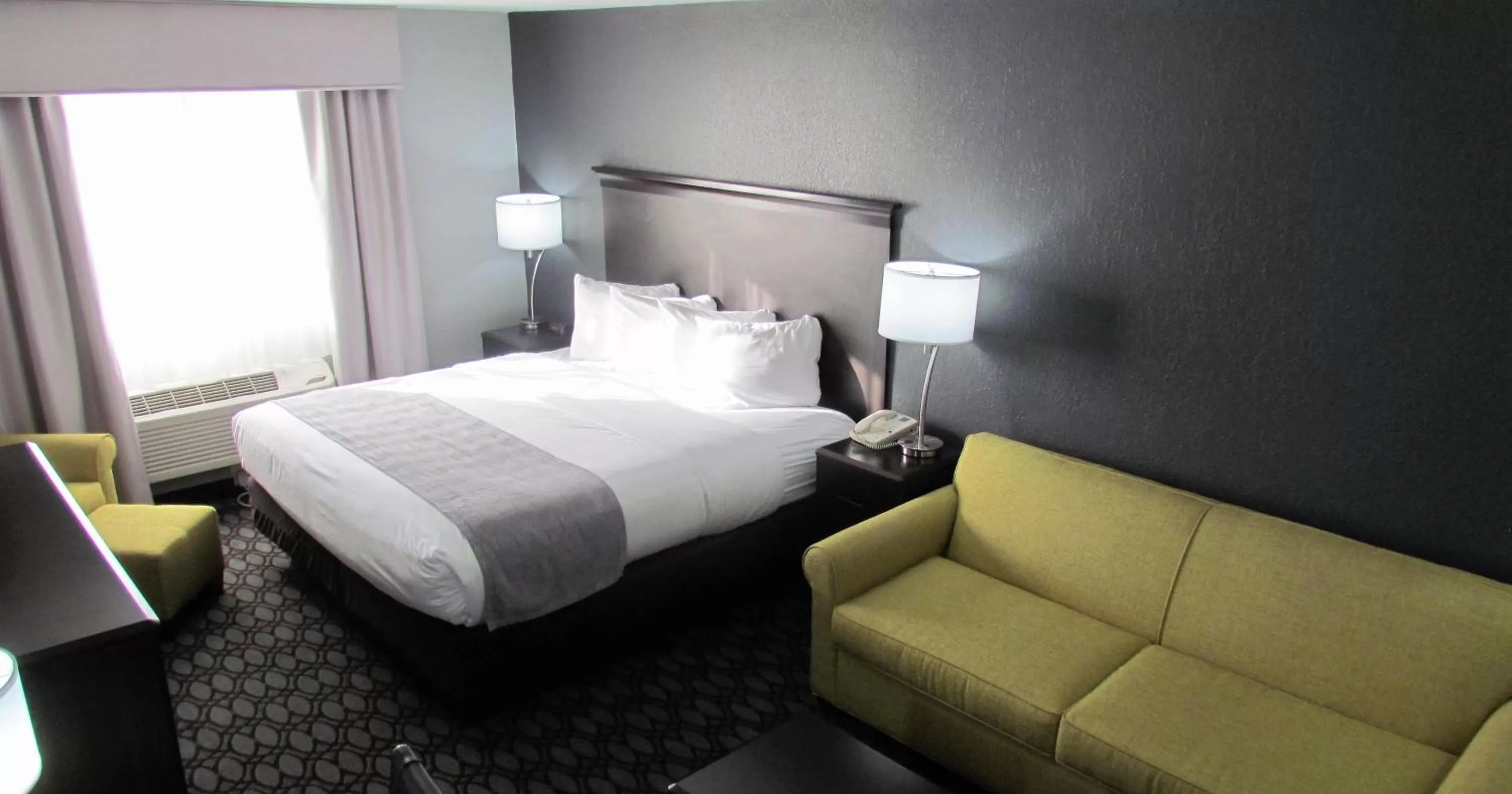 Living room, Bed in Oak Hill Inn & Suites