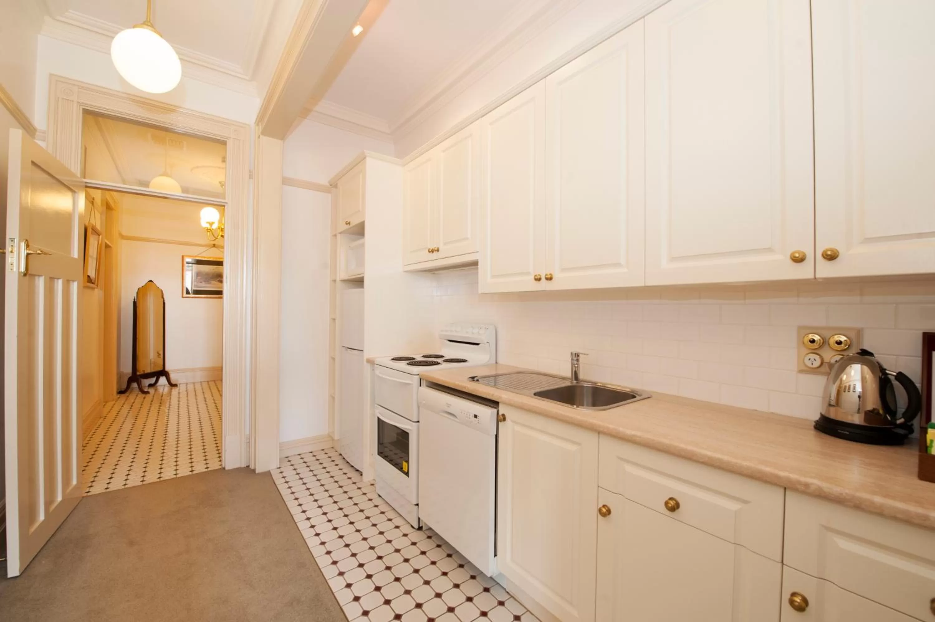 Kitchen or kitchenette in Cobb & Co Court Boutique Hotel