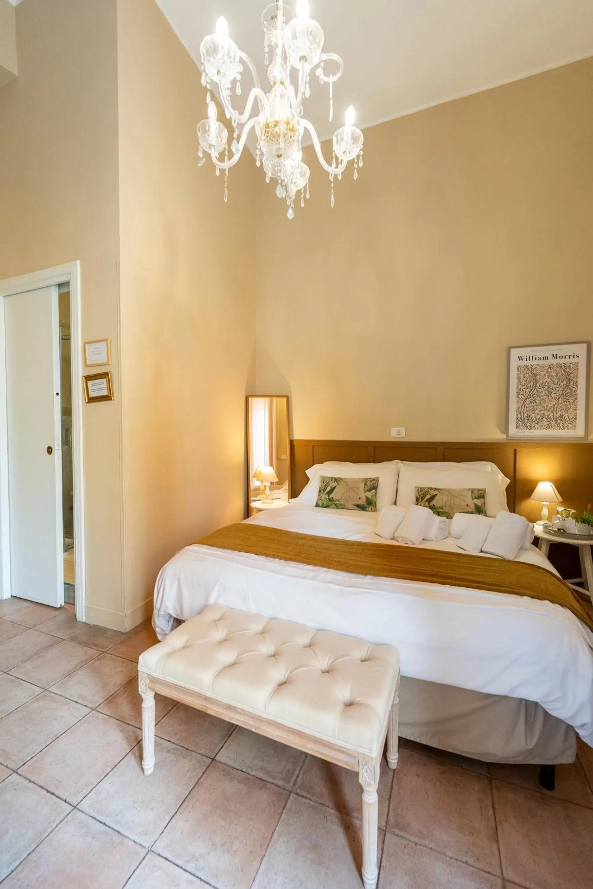 Photo of the whole room, Bed in Joy's Bnb Ortigia