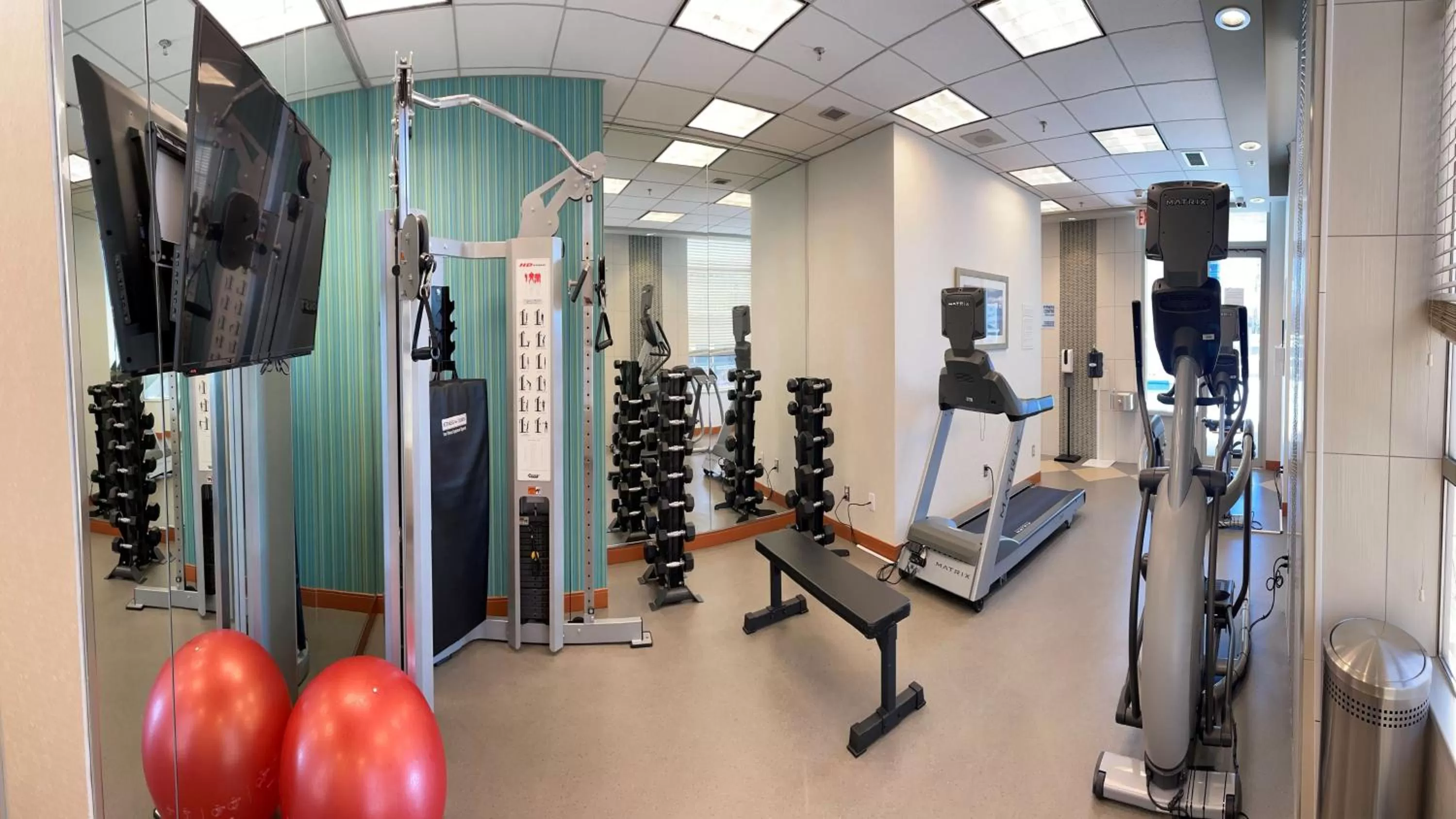 Fitness centre/facilities in Holiday Inn Express Vancouver-Metrotown (Burnaby)