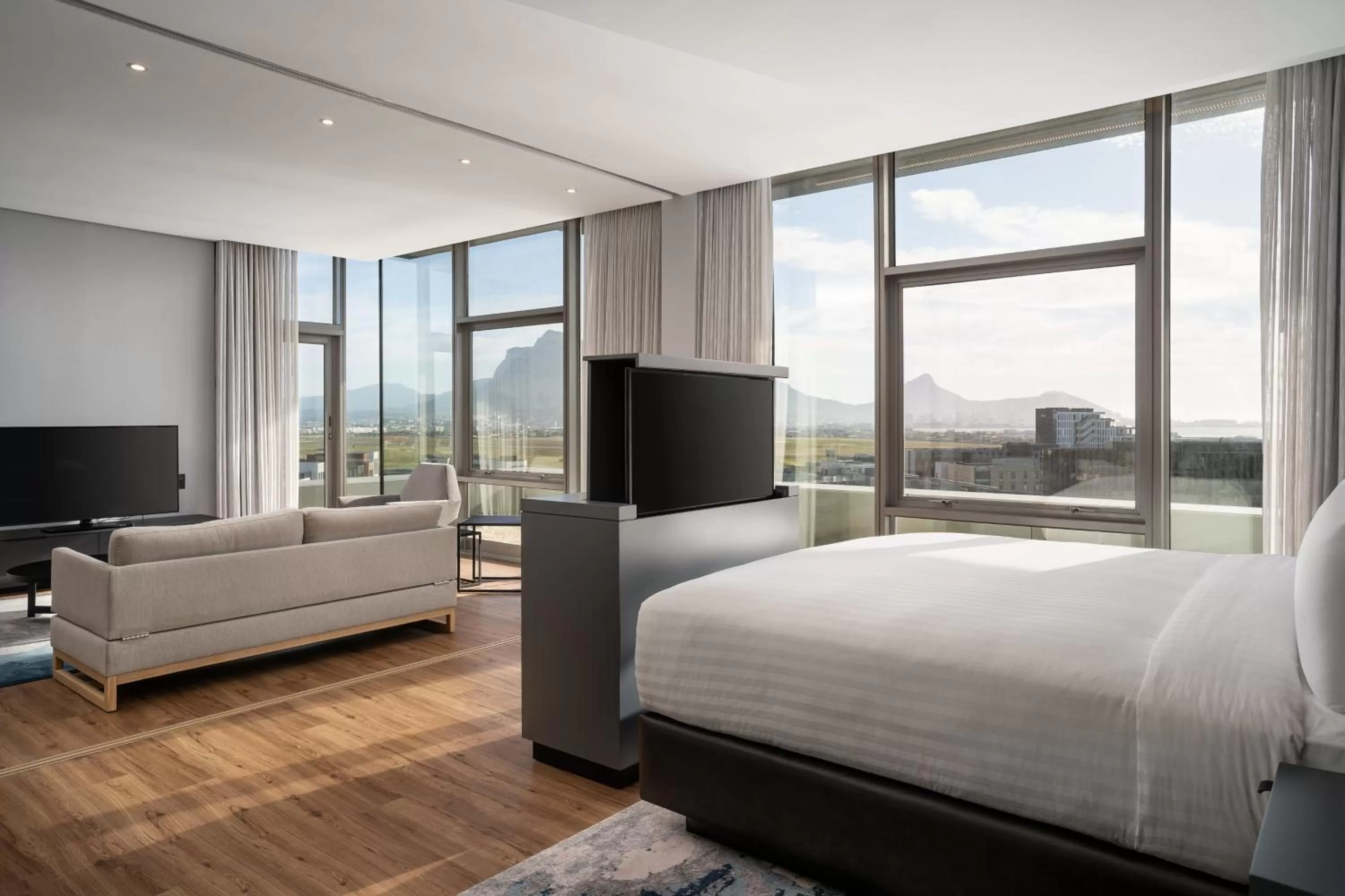 Bedroom, Bed in Cape Town Marriott Hotel Crystal Towers