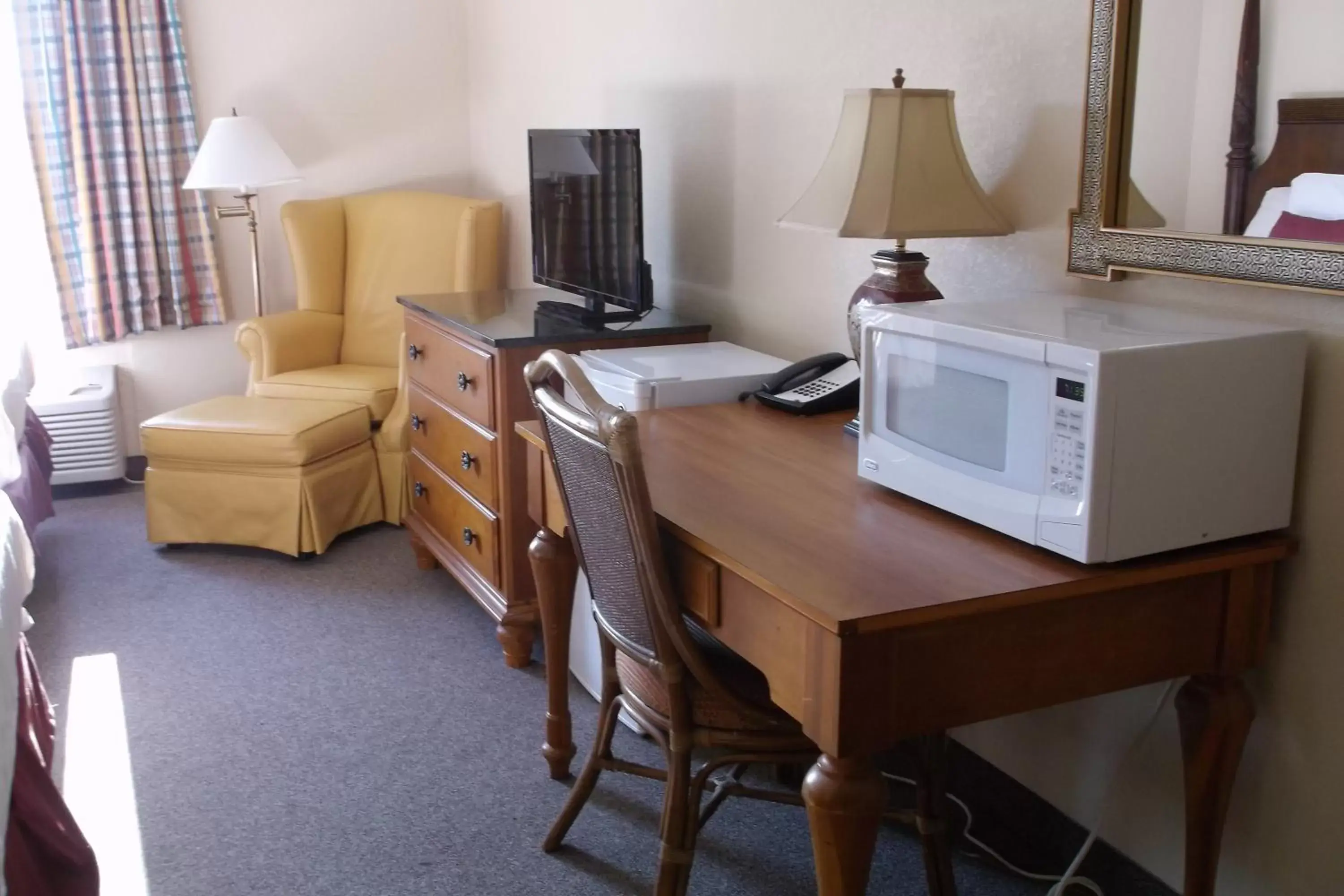 Studio with 1 Queen and 1 Double Bed - Non-Smoking in Days Inn & Suites by Wyndham Lake Okeechobee Studio with 1 Queen and 1 Double Bed - Non-Smoking in Days Inn & Suites by Wyndham Lake Okeechobee