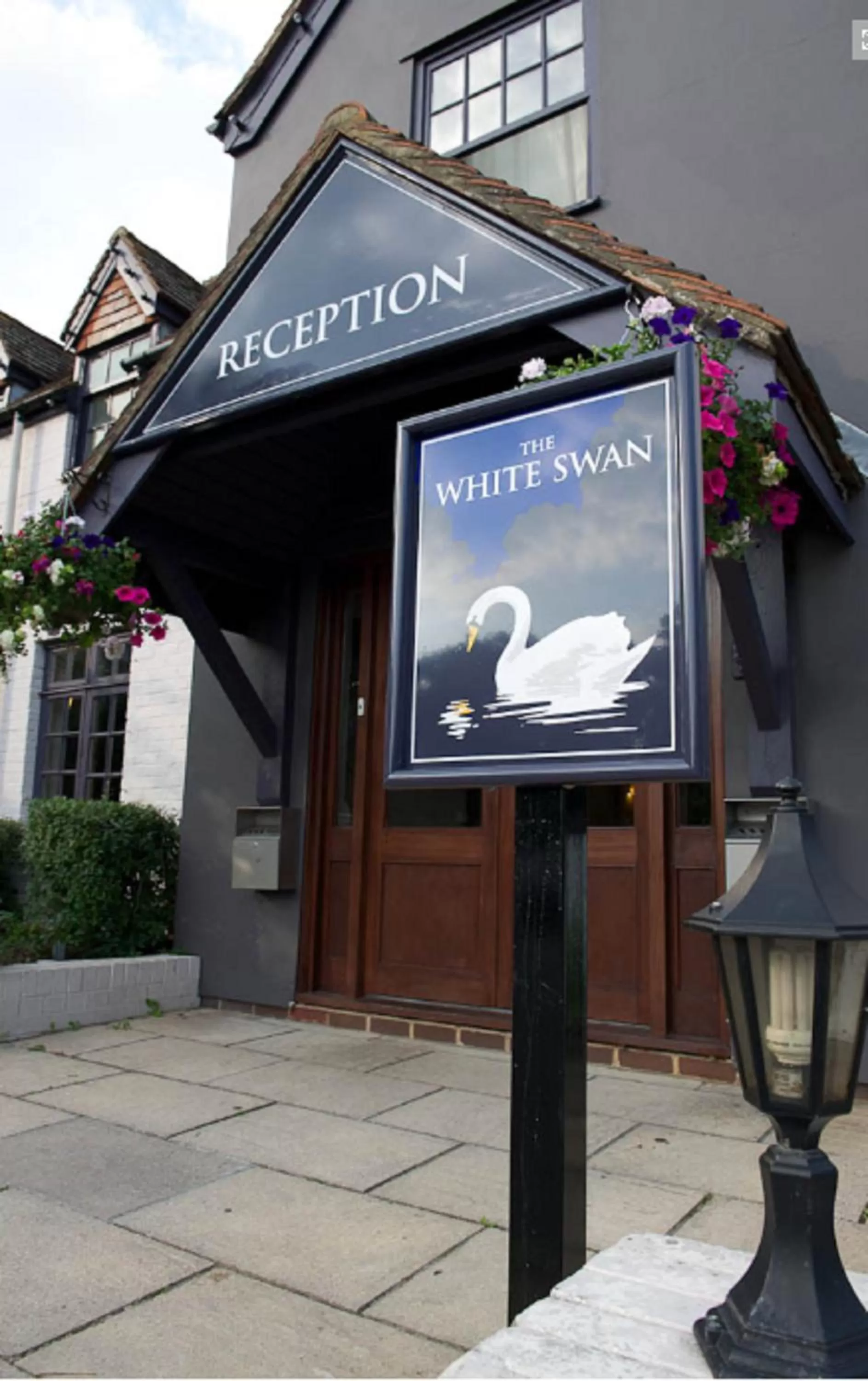 Facade/entrance in The White Swan